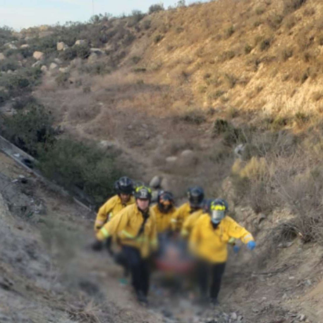 Familia Pierde el Control de su Vehículo y Sufre Fuerte Caída a Barranco en Tijuana