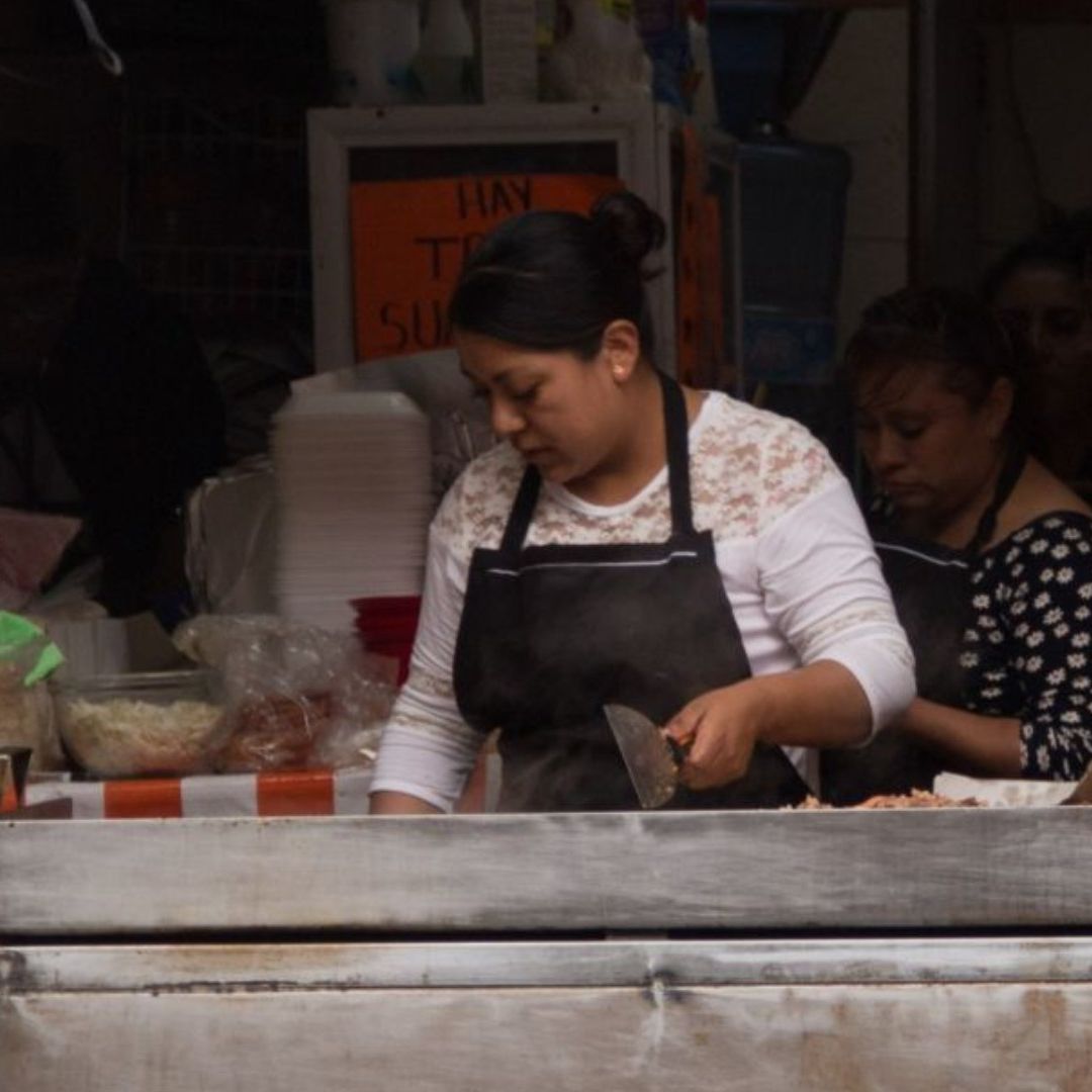 Sujeto Arroja Aceite Hirviendo a Empleadas de Local de Comida porque No lo Atendieron Rápido