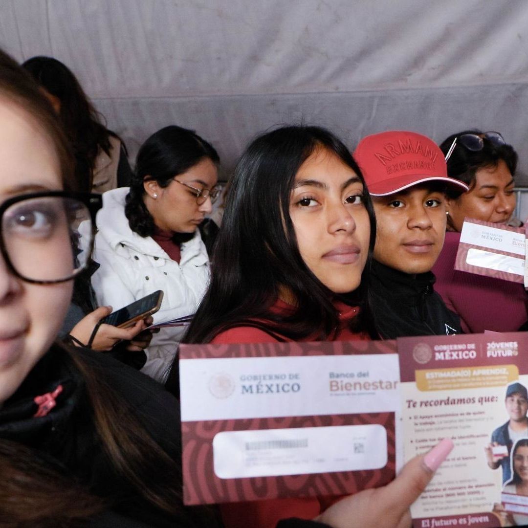 Entrega de tarjetas a los beneficiarios del programa Jóvenes Construyendo el Futuro