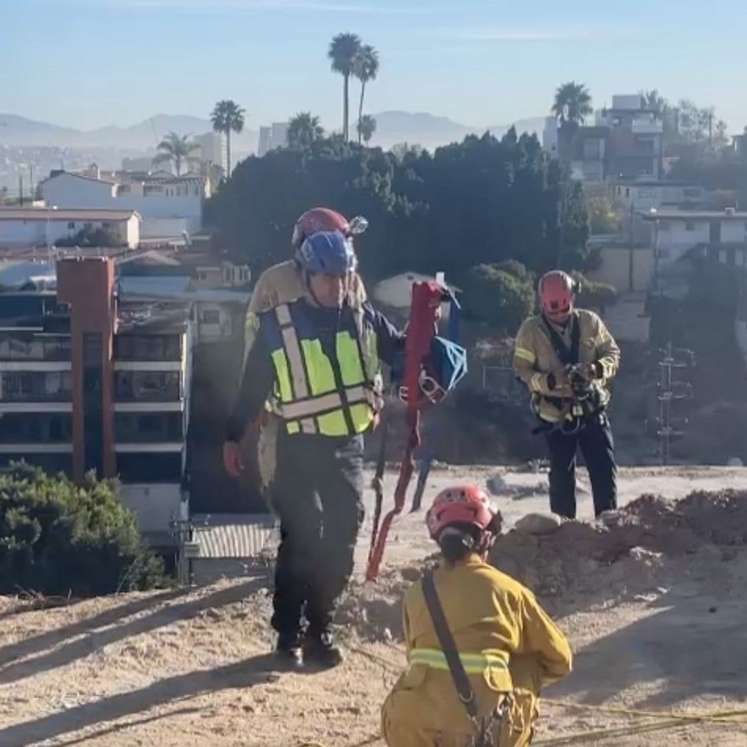 Recatan a Mujer Atrapada en Cueva de Tijuana; Necesitaron 10 Bomberos