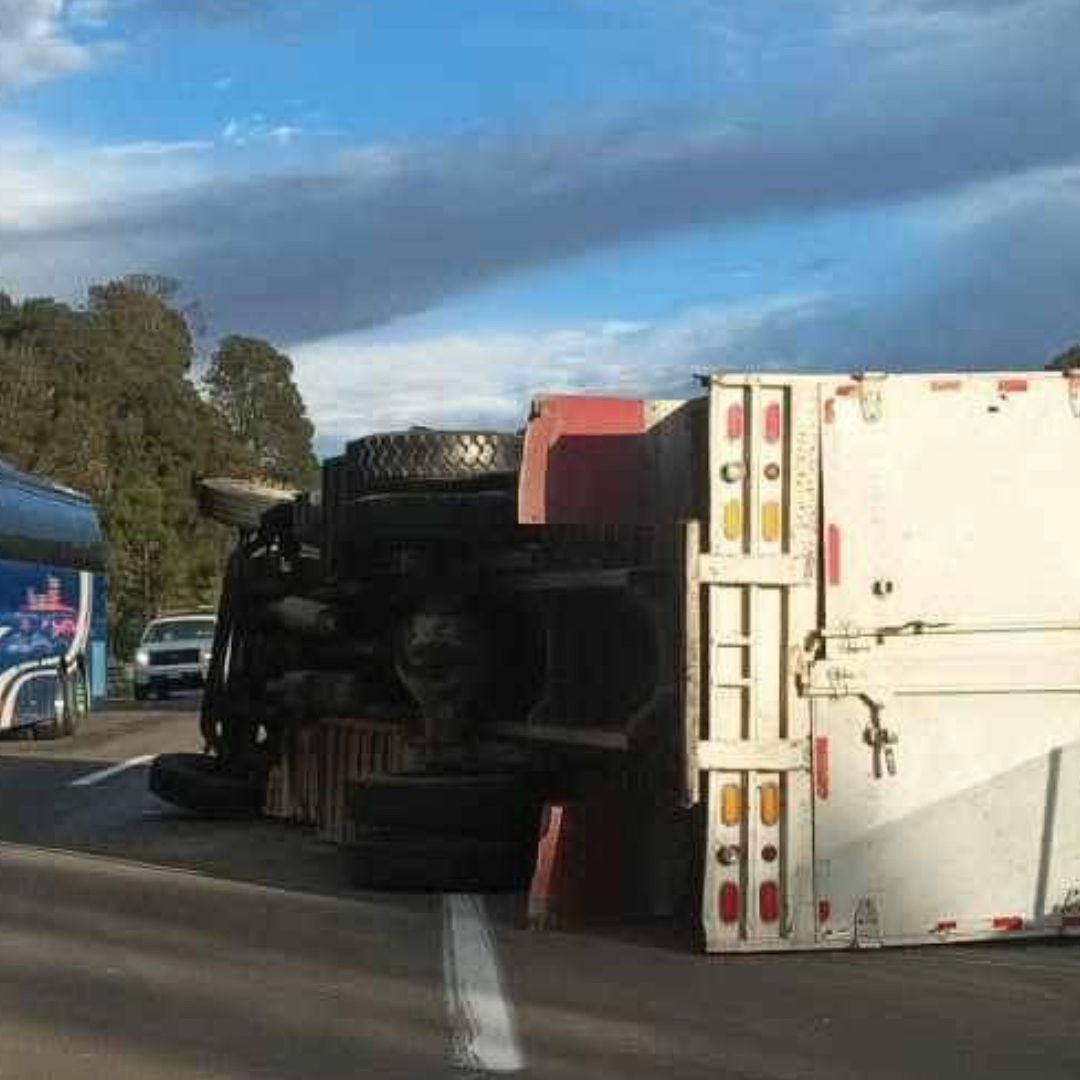 Tráfico Lento en la Autopista México-Puebla por Volcadura de Tráiler