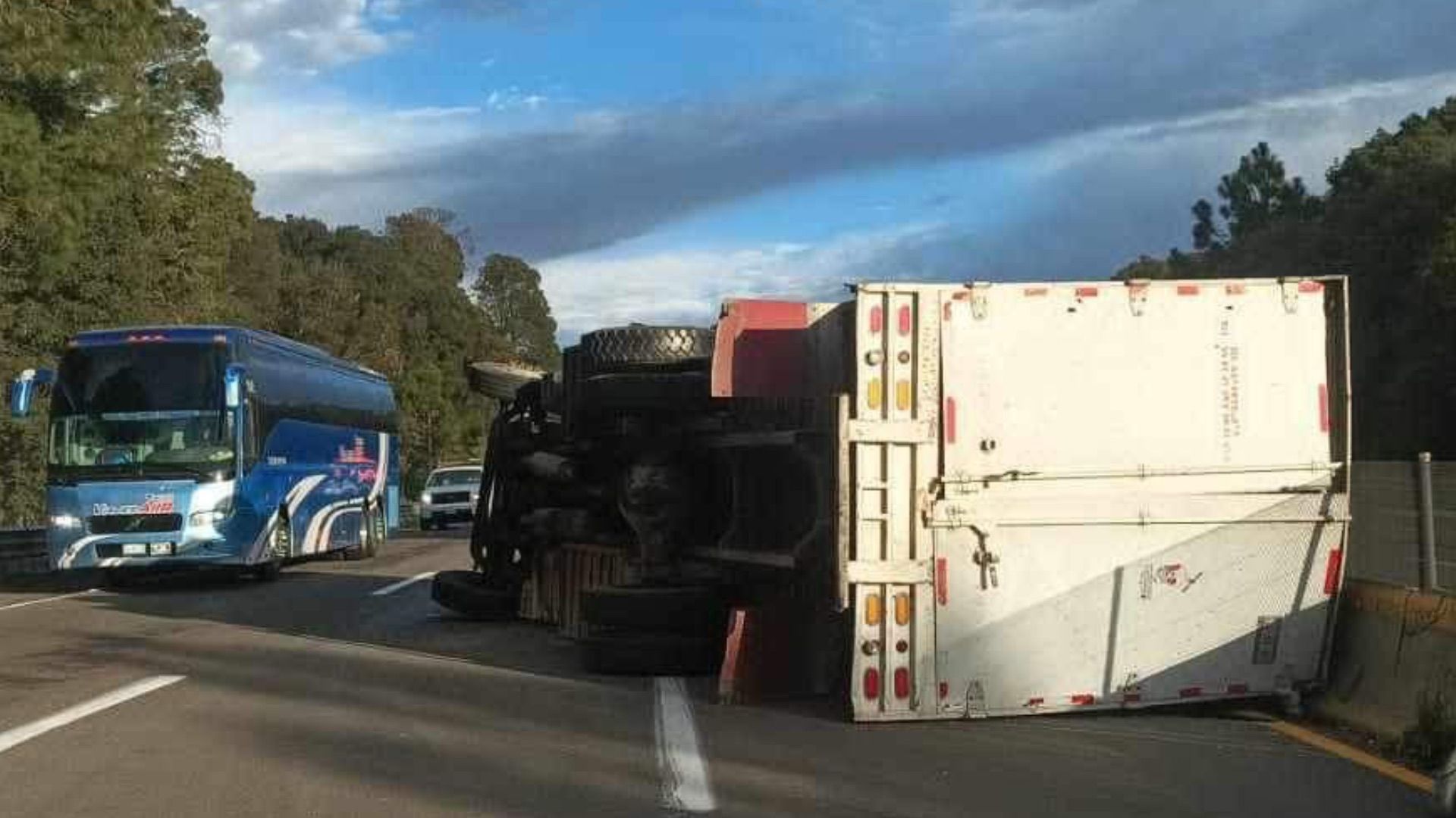 Cierre parcial de circulación en la autopista México-Puebla.