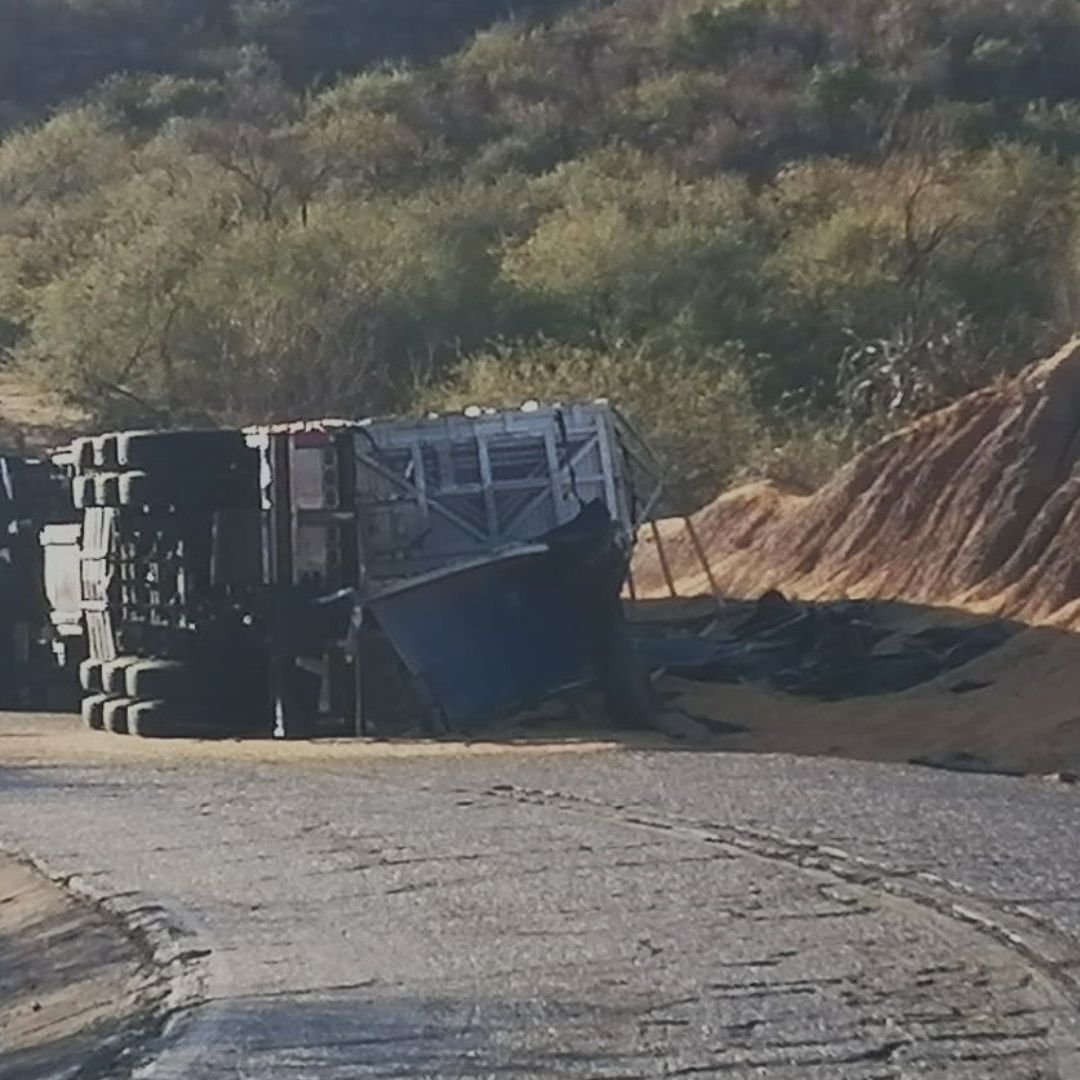 Accidente de un Tractocamión en la Carretera Moctezuma-Cumpas