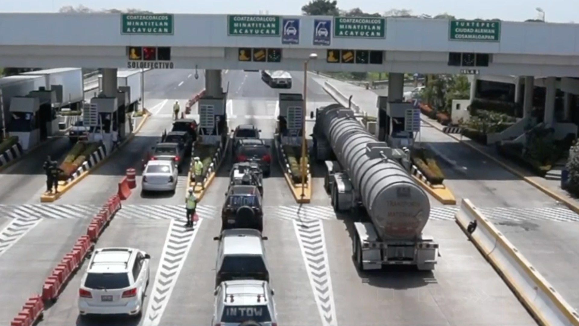 Vehículos formados en la caseta de cobro Coatzacoalcos-Minatitlán-Acayucan en el sur de Veracruz