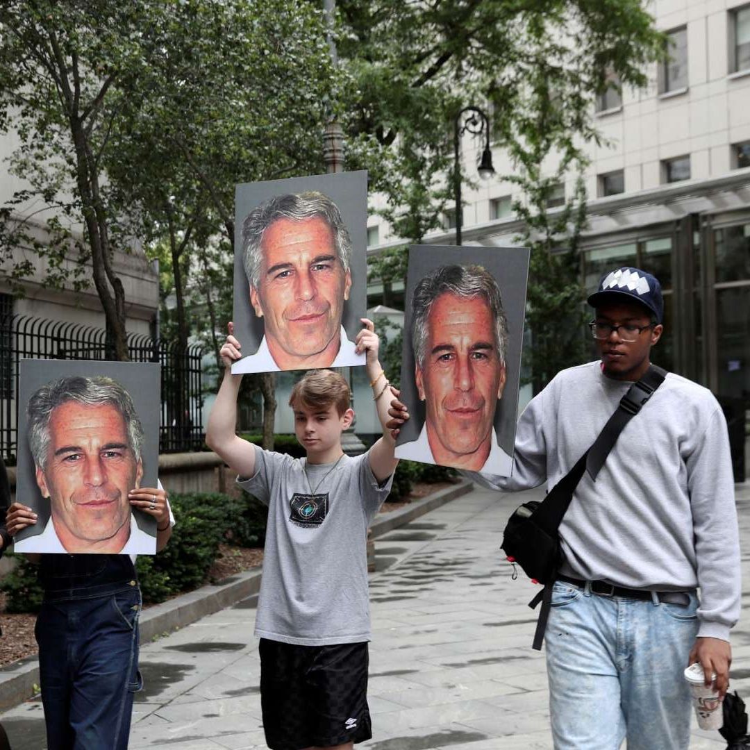 Entre los nuevos archivos desclasificados hoy se encuentran declaraciones de víctimas de Epstein y Maxwell que describen cómo fueron reclutadas para dar masajes sexuales