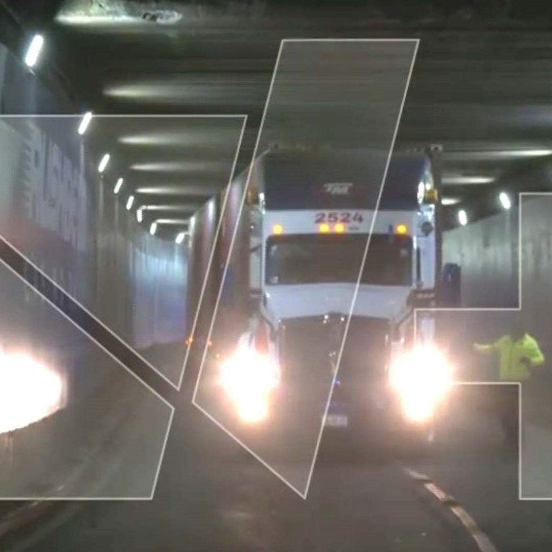 Tráiler se queda atorado en avenida Chapultepec, CDMX