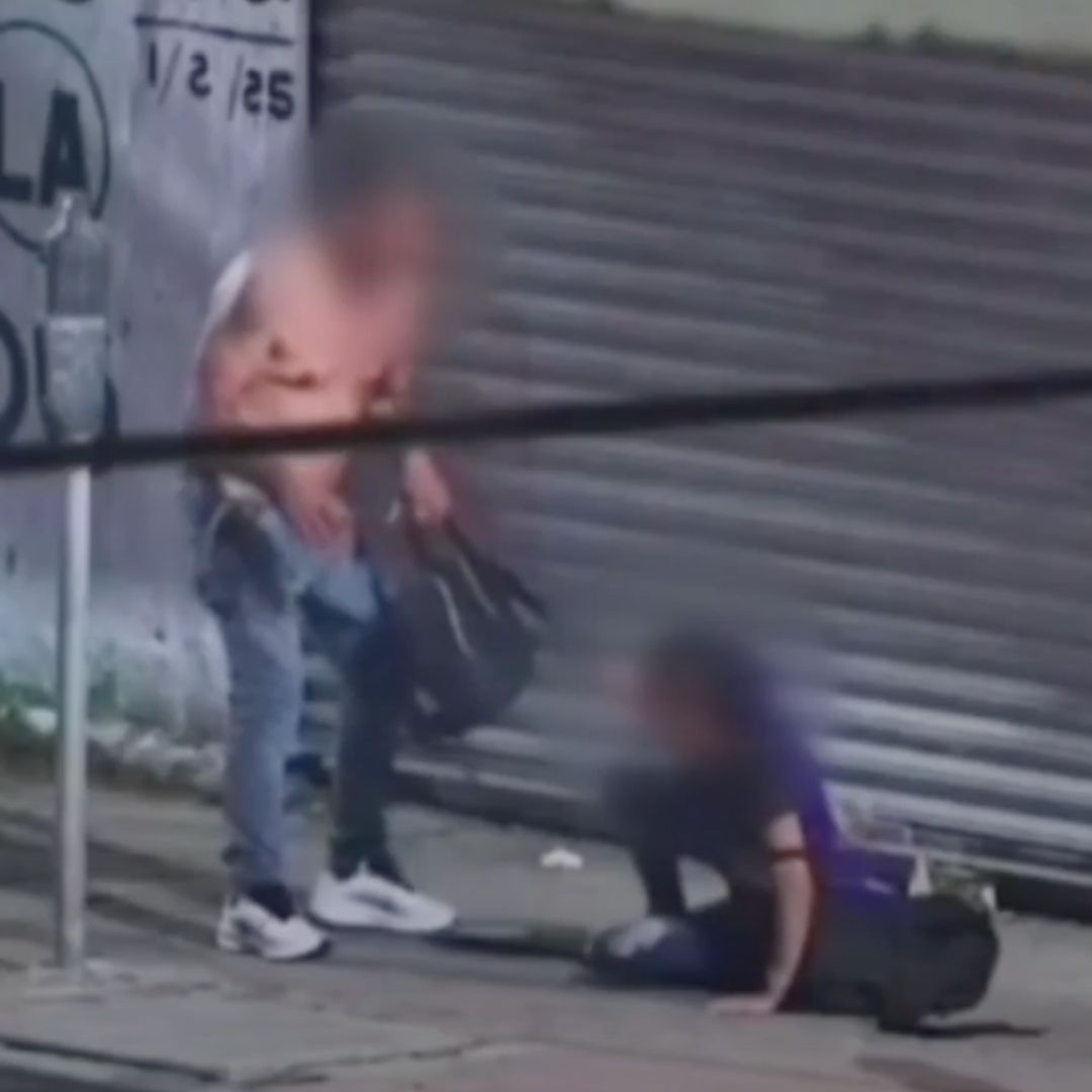 Tras se localizado por la policía, el golpeador intentó huir corriendo. Foto: N+