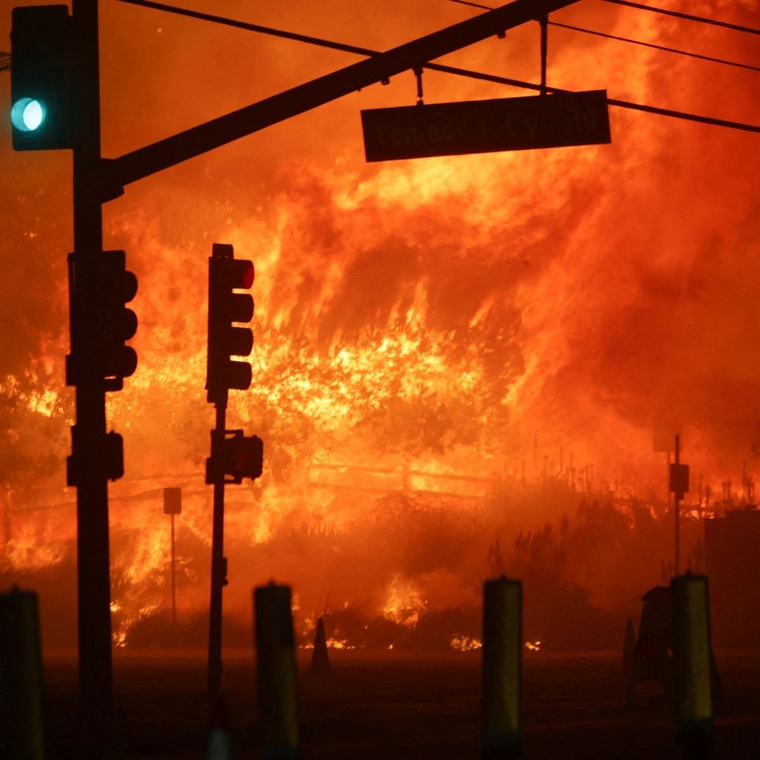 Ordenan evacuar sus hogares a 30 mil personas por incendio en California