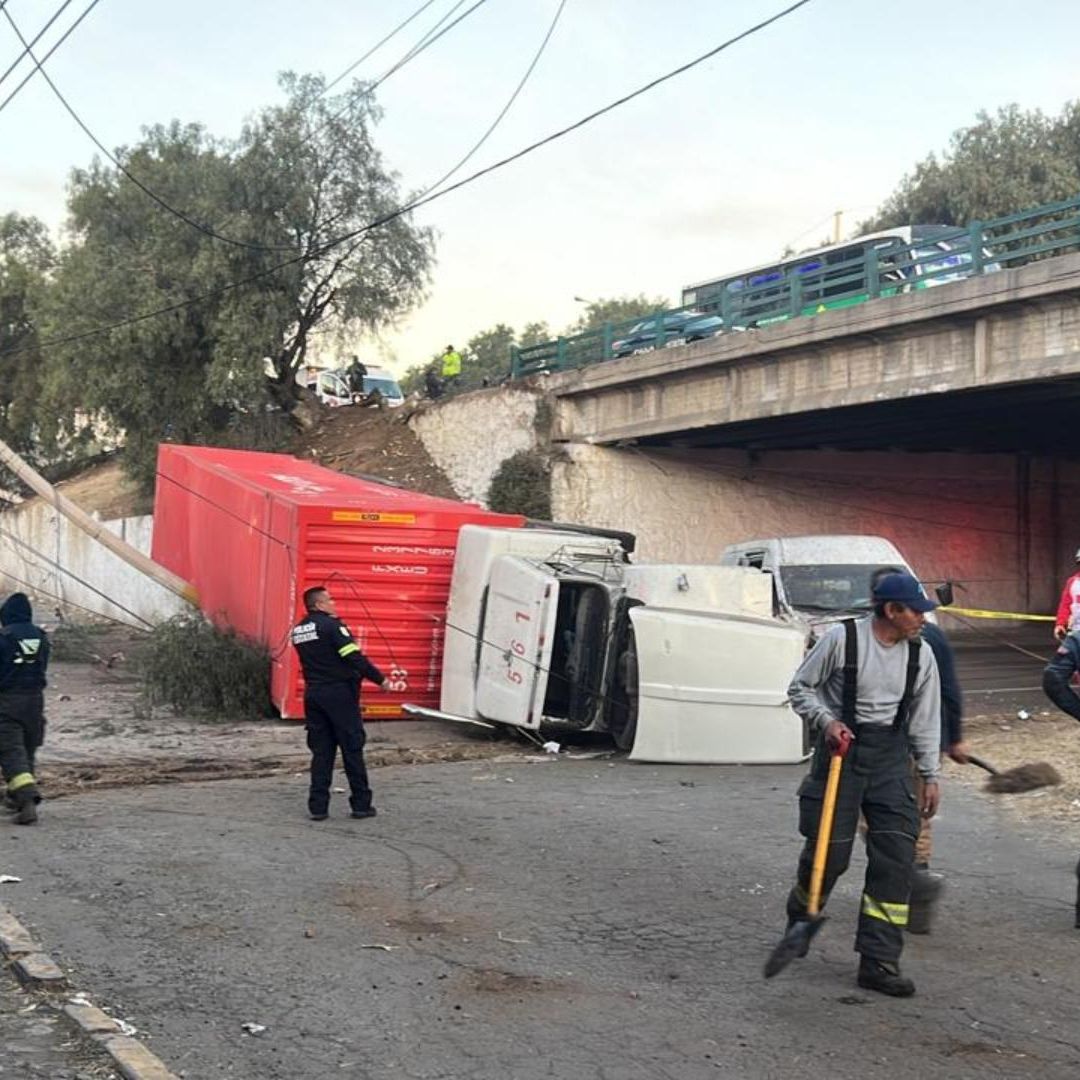 Tráiler se Queda Sin Frenos, Choca y Cae de Puente en Tlalnepantla; Hay ...