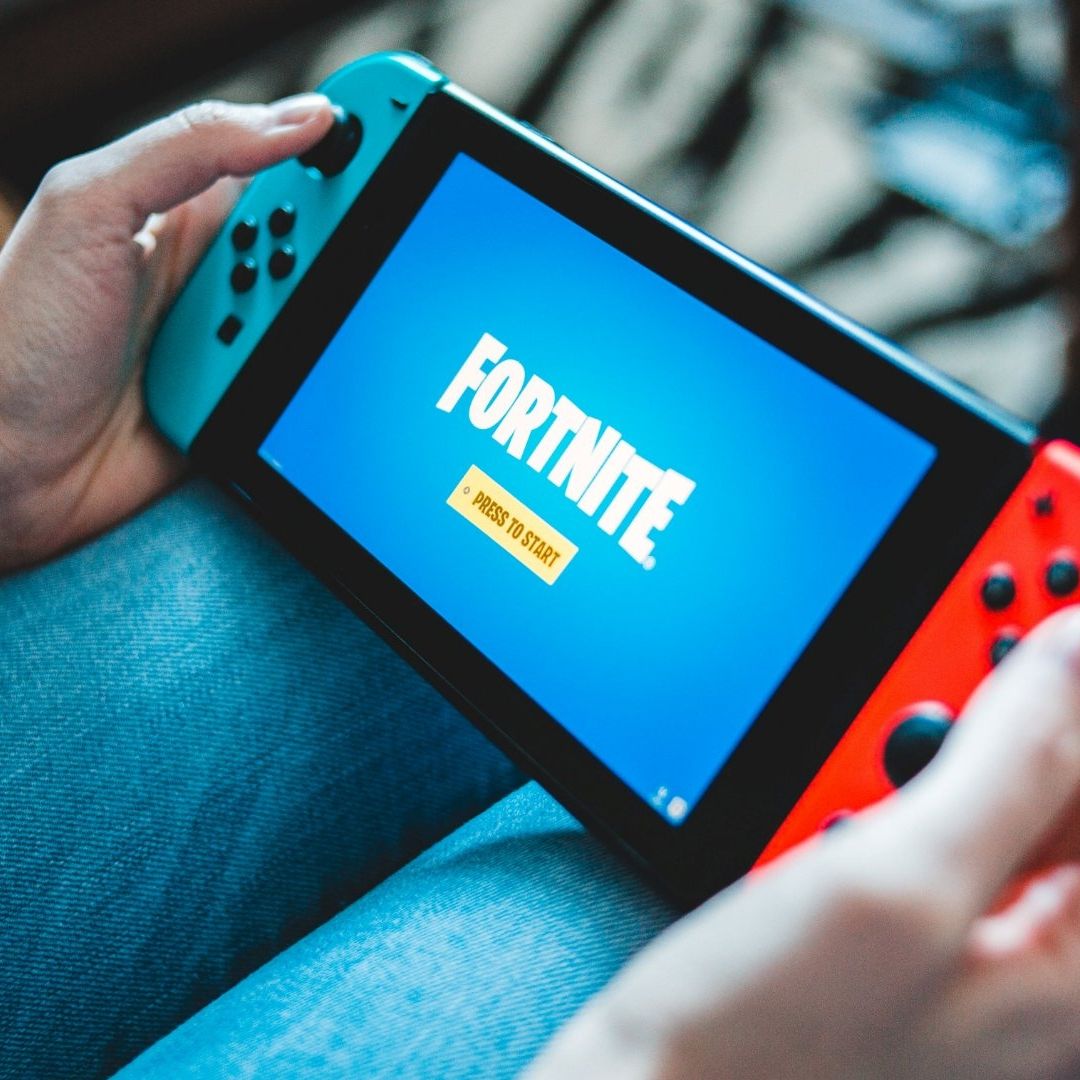 Joven deja escuela para dedicarse profesionalmente a Fortnite