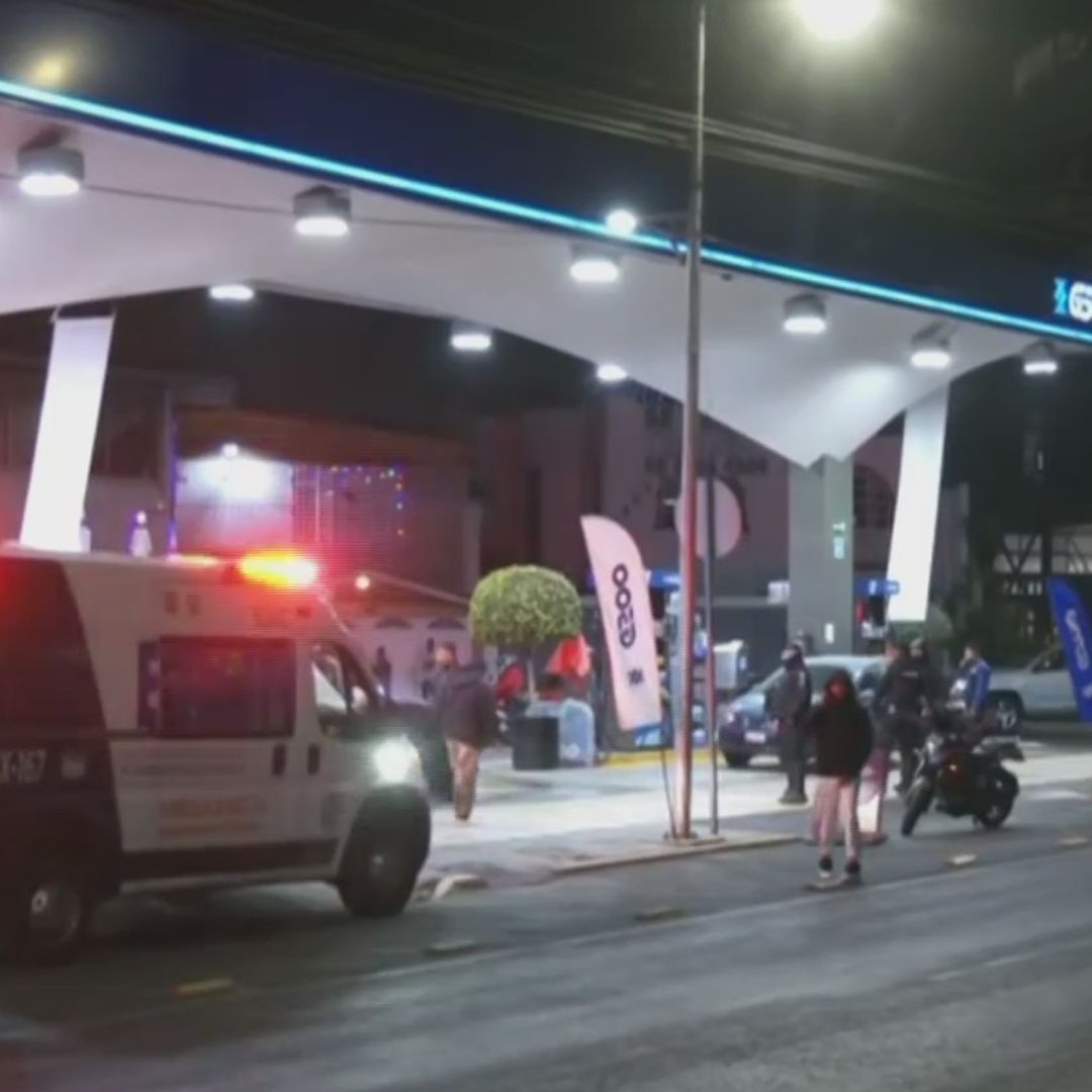 Balean a Familia en Gasolinera de Azcapotzalco; Familiares Llegan y se Llevan la Evidencia