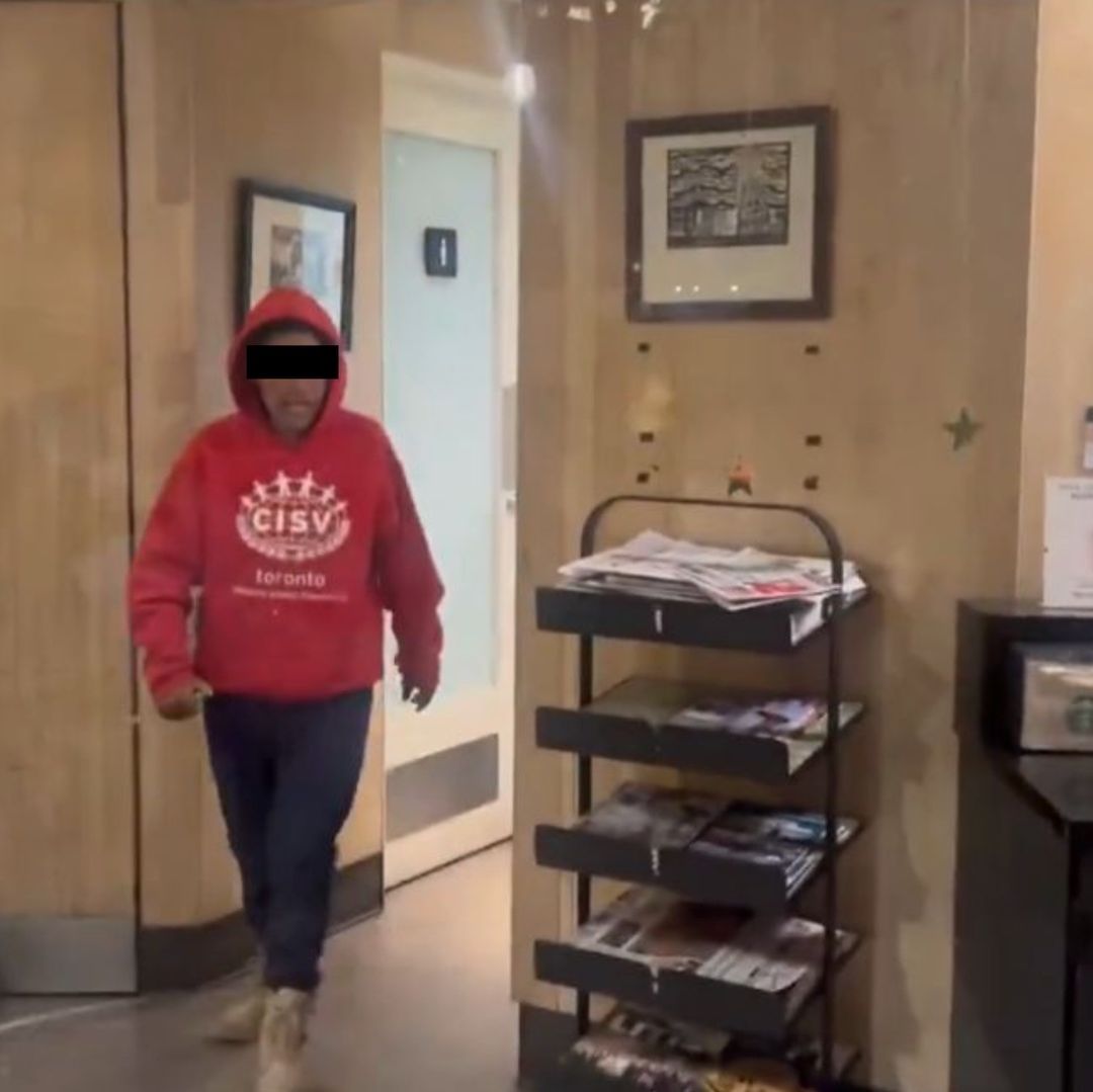 Mujer en situación de calle amenaza a clientes de café en la Condesa