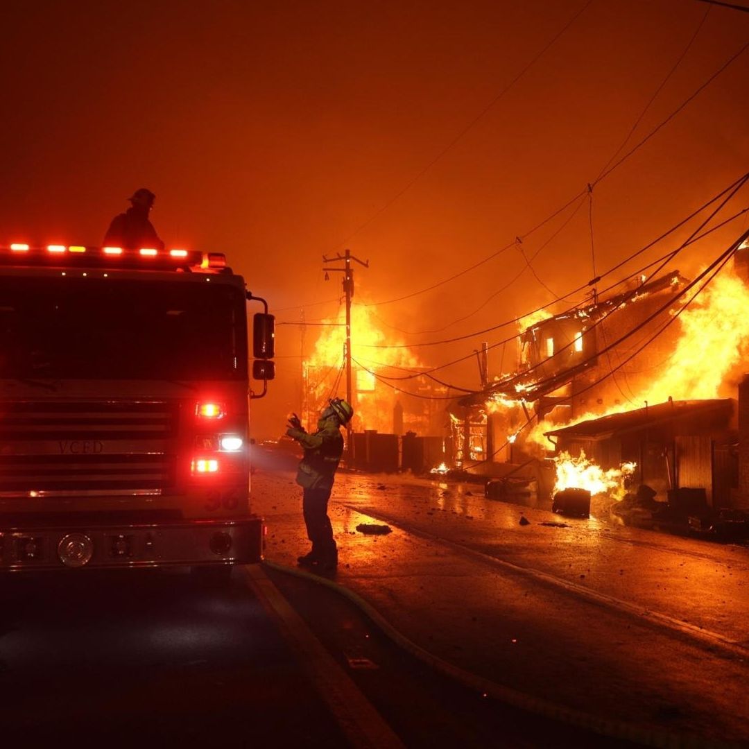 Fuertes Rachas de Viento Avivan Incendio Forestal en Los Ángeles