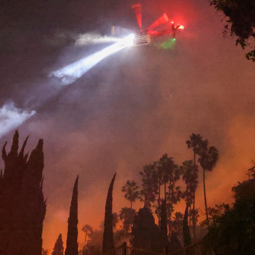 Incendio en el barrio de Hollywood de Los Ángeles, California.