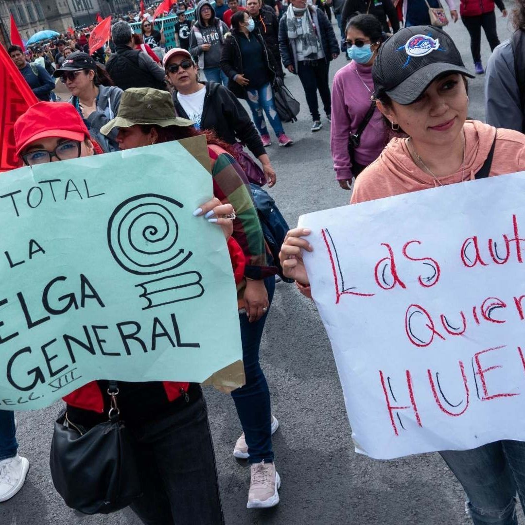 Marchan trabajadores de Bachilleres hacia el Zócalo capitalino