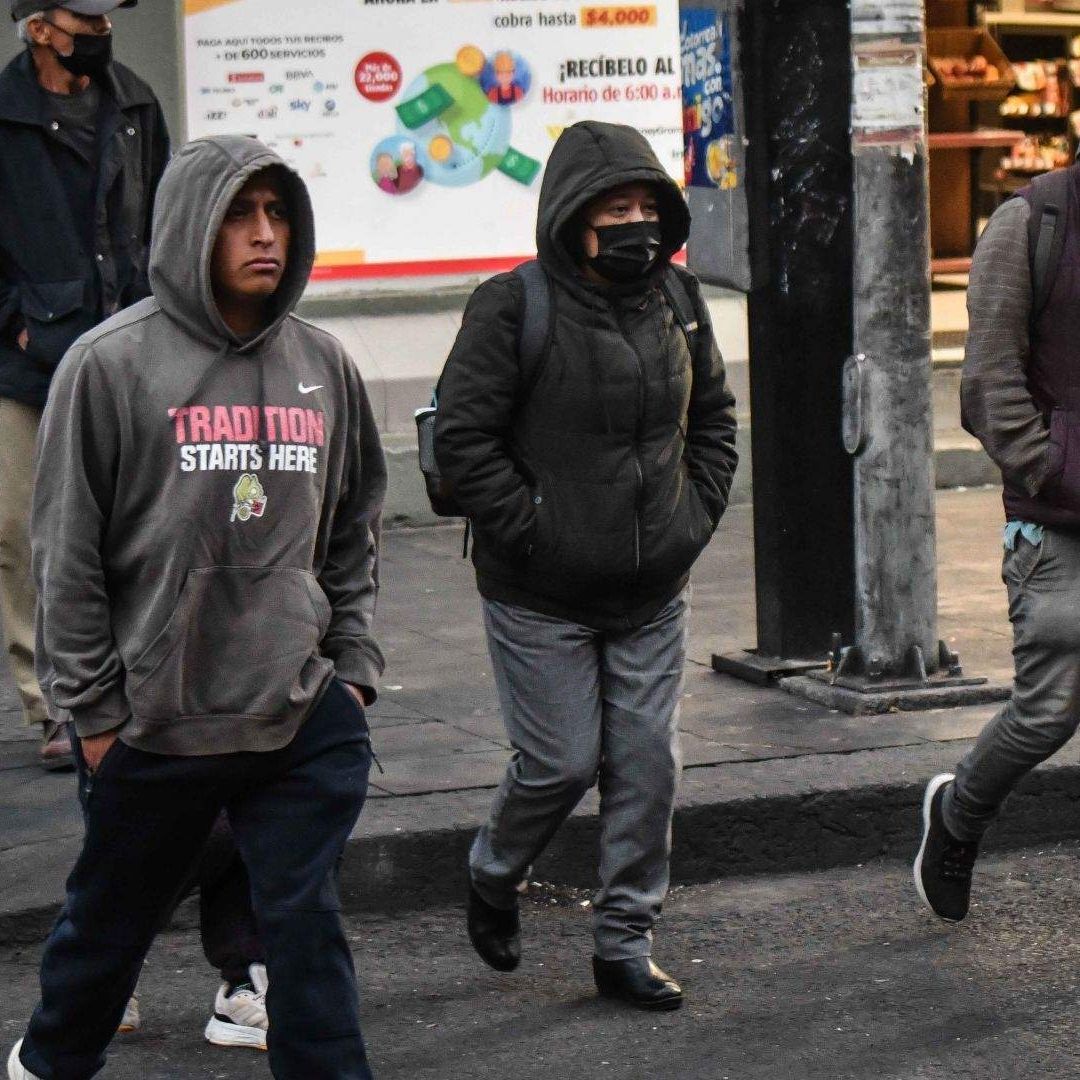 Personas caminan por las calles frías de la CDMX