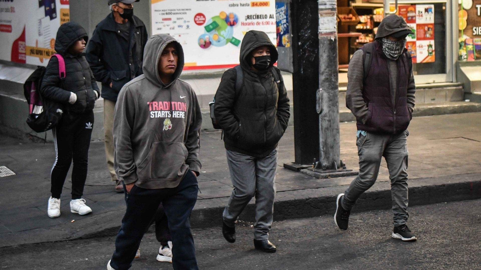 Personas caminan por las calles frías de la CDMX