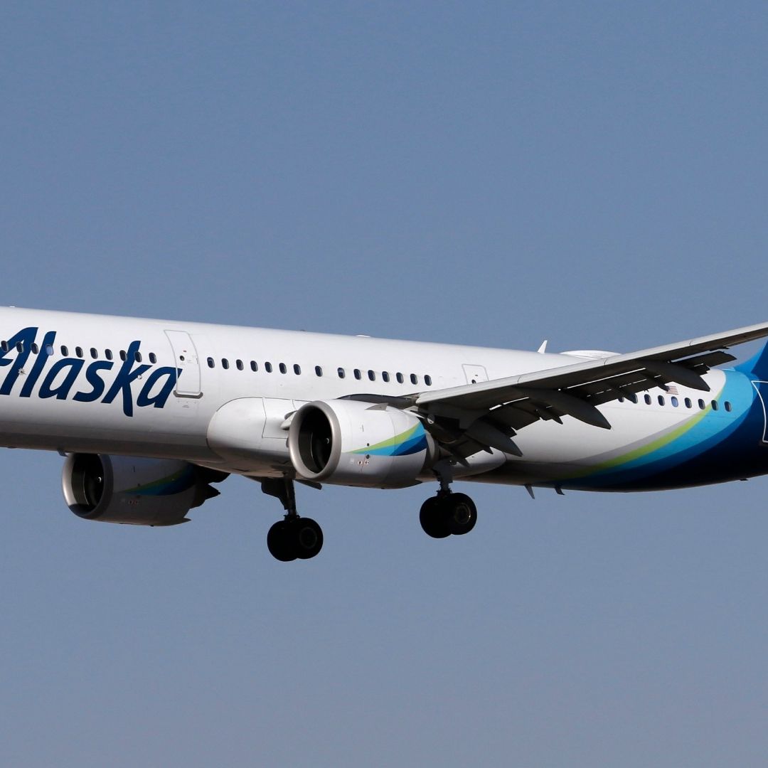Avión de Alaska Airlines Pierde Ventana y Aterriza de Emergencia en Oregon