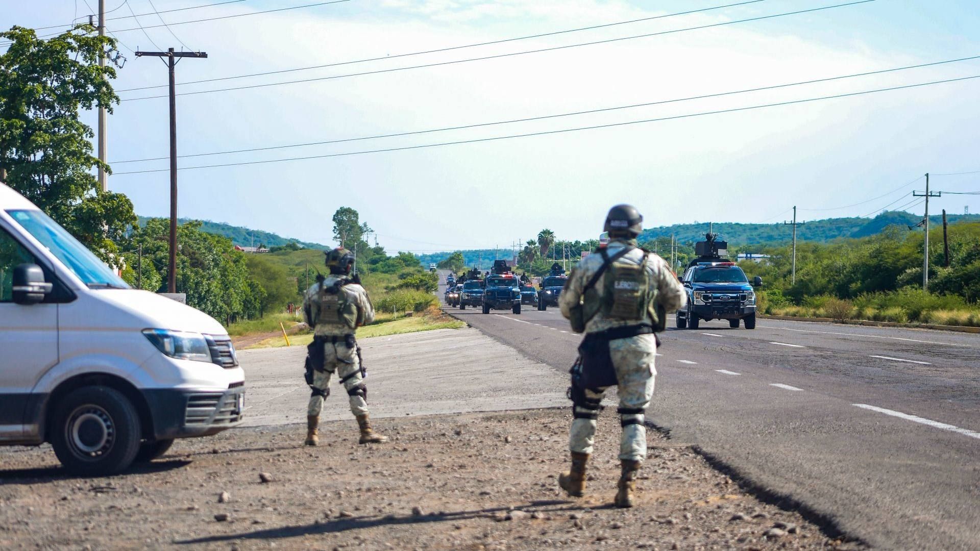 Fuerzas de seguridad se enfrentaron con civiles armados y detuvieron a dos de ellos en Culiacán.