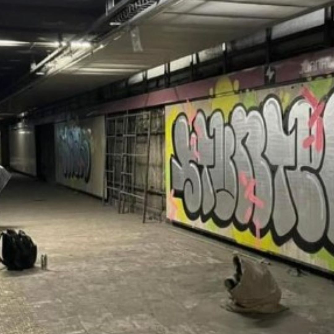 Este fue el grafiti que dejaron en una de las paredes de la estación Juanacatlán. Foto: Twitter: @Gerardocelotl