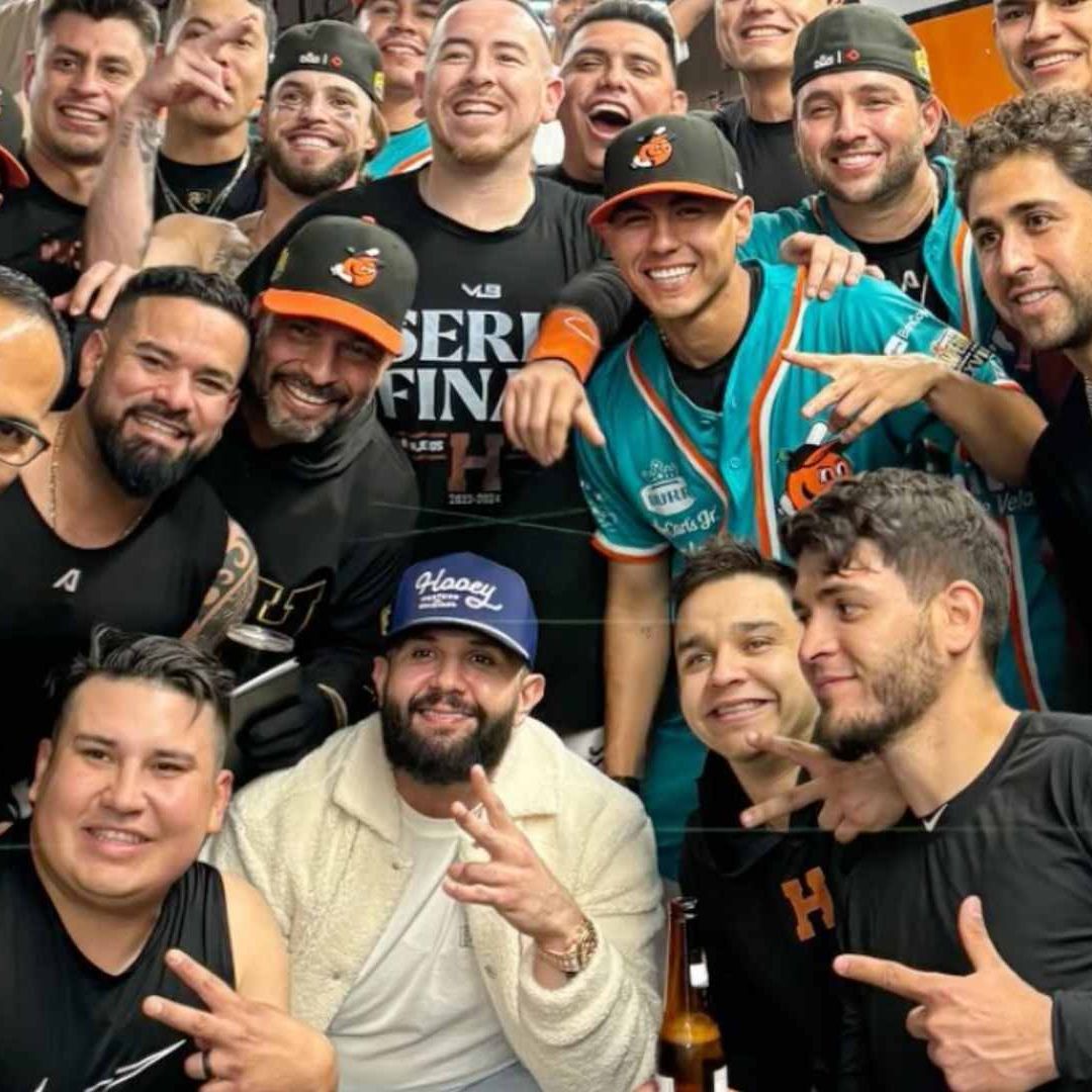 Carin León Festeja Pase a Semifinales de Naranjeros de Hermosillo Junto a Jugadores