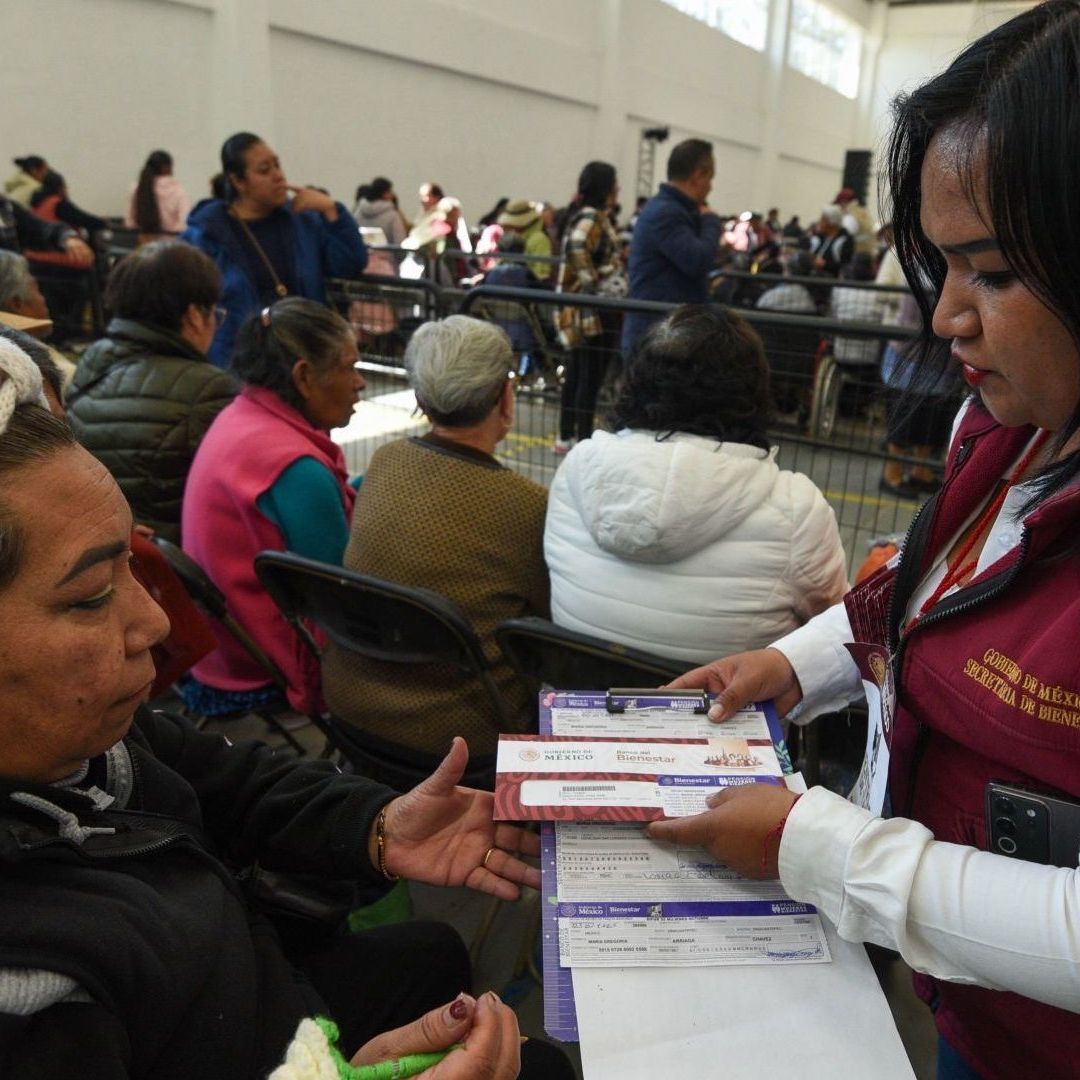 La entrega de tarjetas de la Pensión Mujeres Bienestar se está realizando y aquí te decimos los documentos que te solicitarán al recogerla