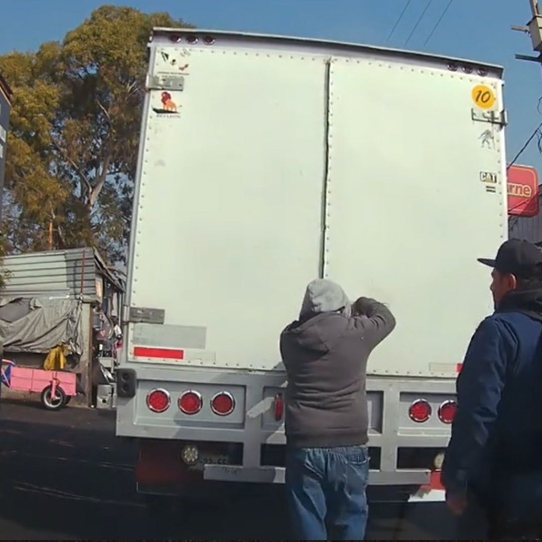 Video | Ladrones Aprovechan Tráfico para Abrir Camión de Carga y Robar Mercancía, en Neza