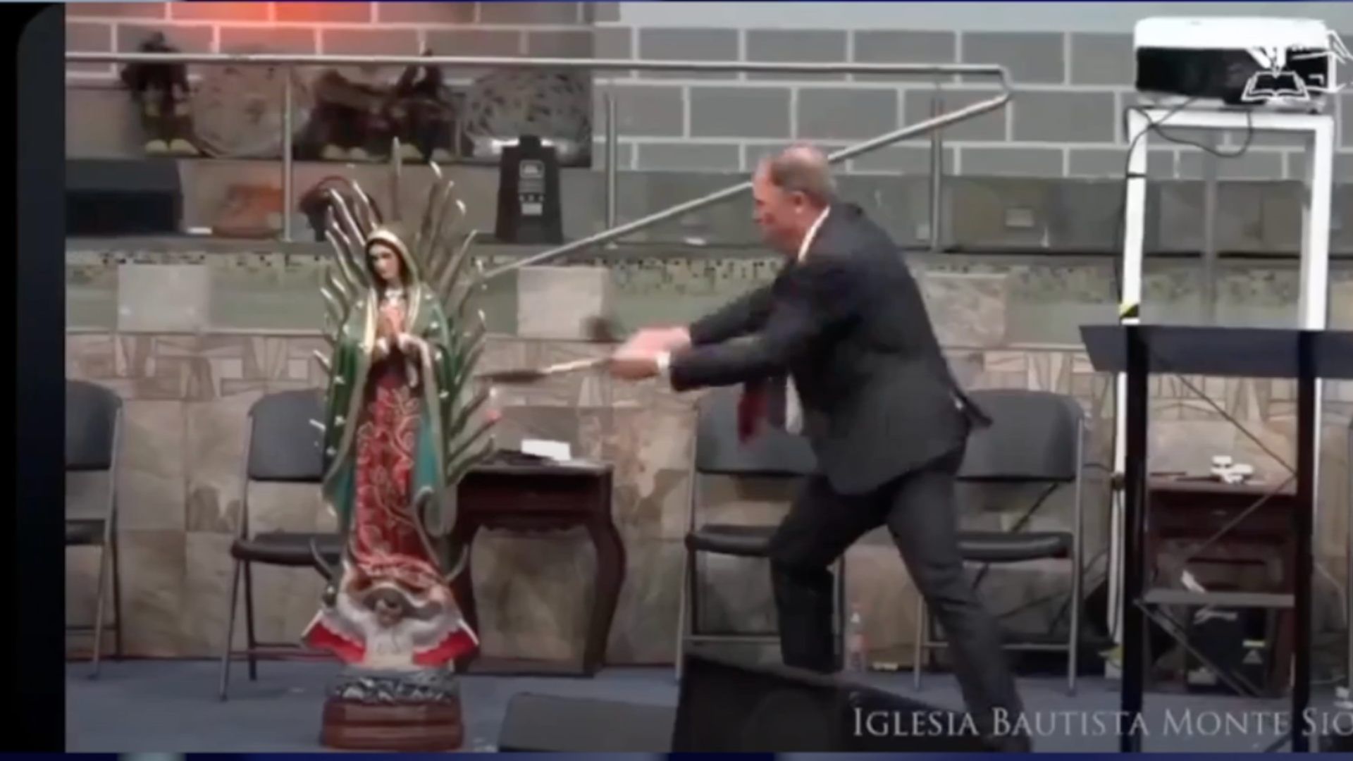 Pastor Bautista Destruye Figura de la Virgen de Guadalupe Durante Sermón