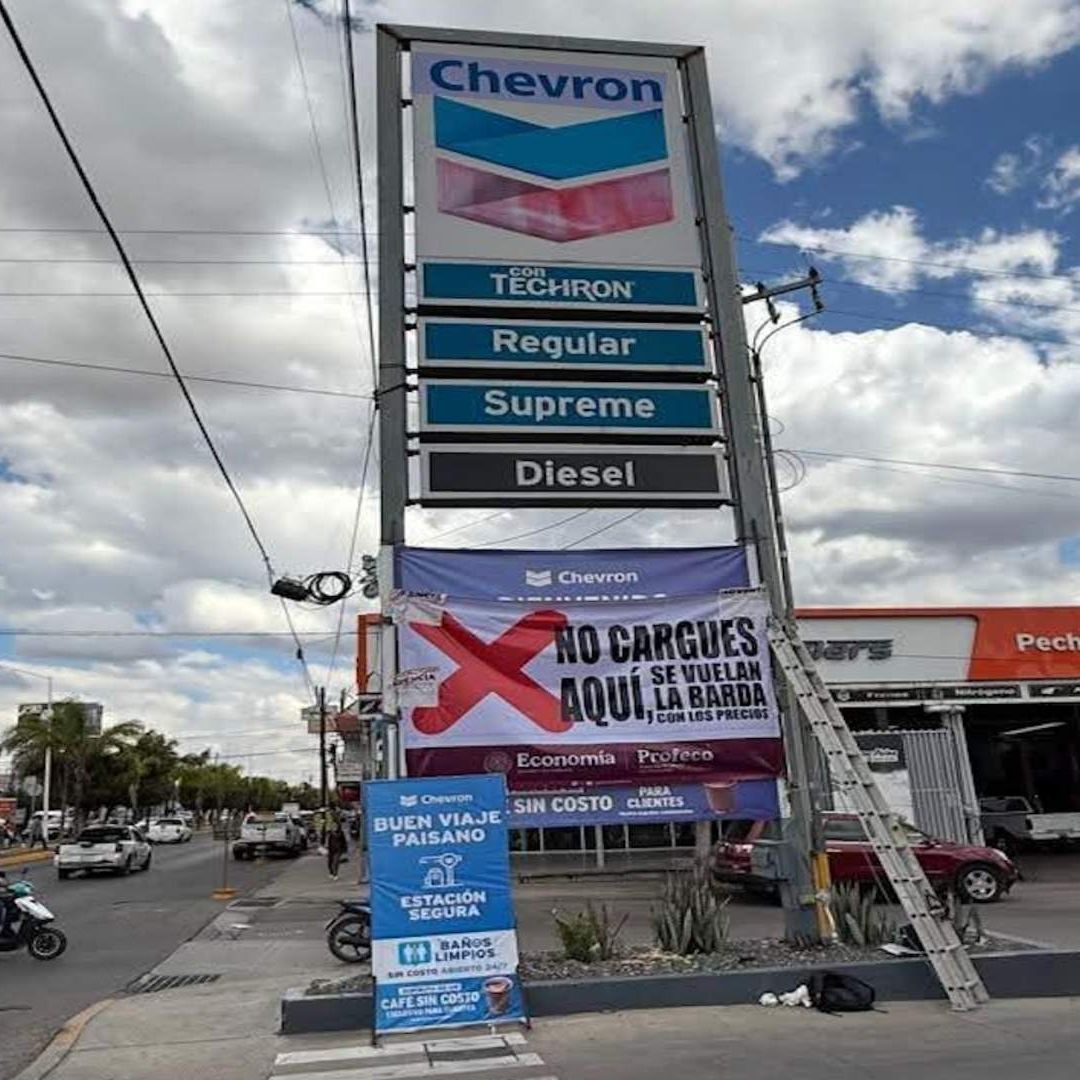 Campaña “No cargues aquí” Coloca Lona en Guanajuato Para Exhibir Gasolina Cara