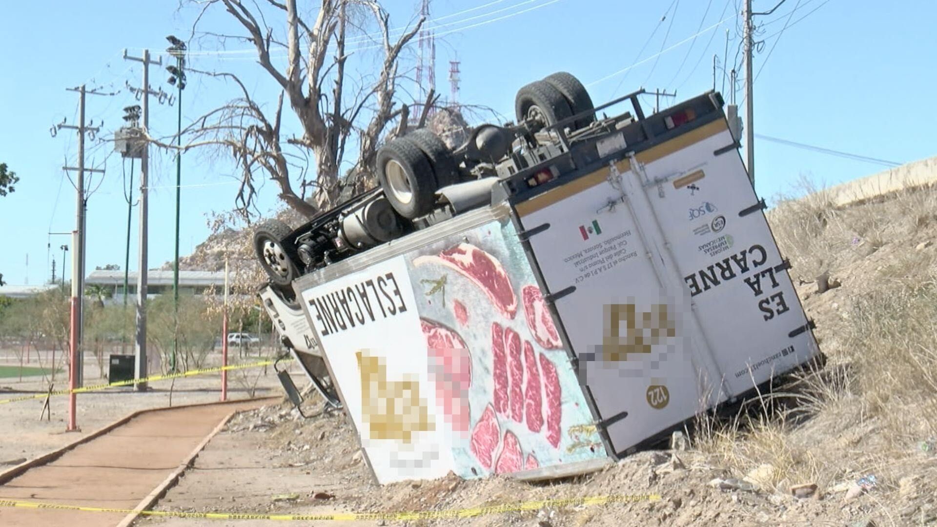 Vuelca Camión de Carga con Carne en El Cárcamo al Oriente de Hermosillo