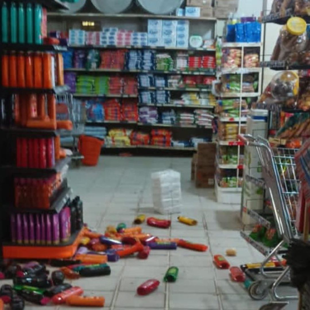 Pareja Entra a Robar Tienda Con Todo y Bebé en Brazos
