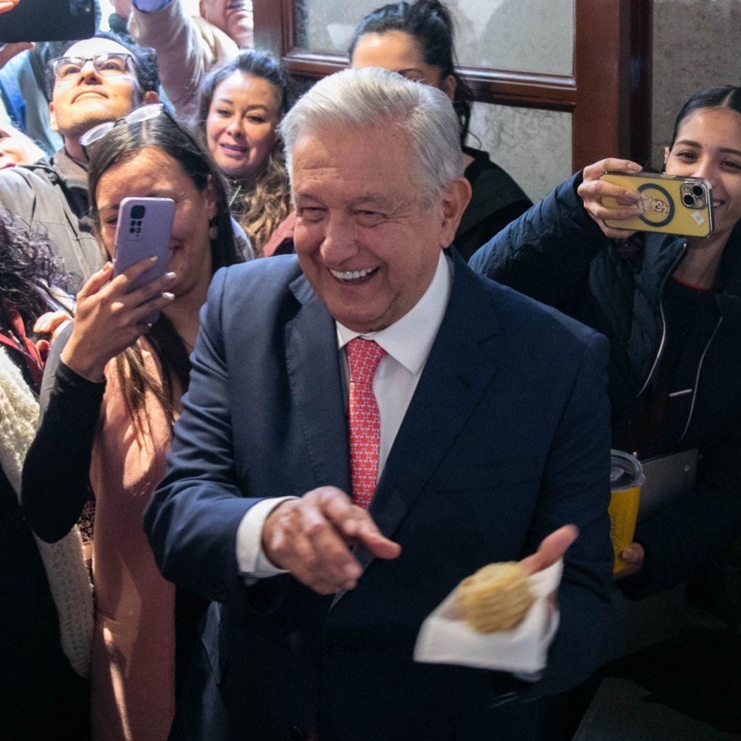 Andrés Manuel López Obrador, presidente de México, partió la rosca con reporteros en la sala de prensa