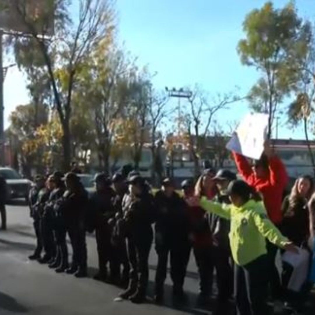 Bloqueo en avenida Lomas Verdes por presunta violación de un menor