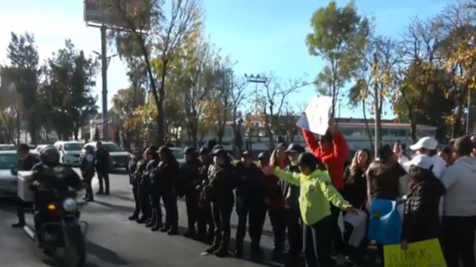 Bloqueo en avenida Lomas Verdes por presunta violación de un menor