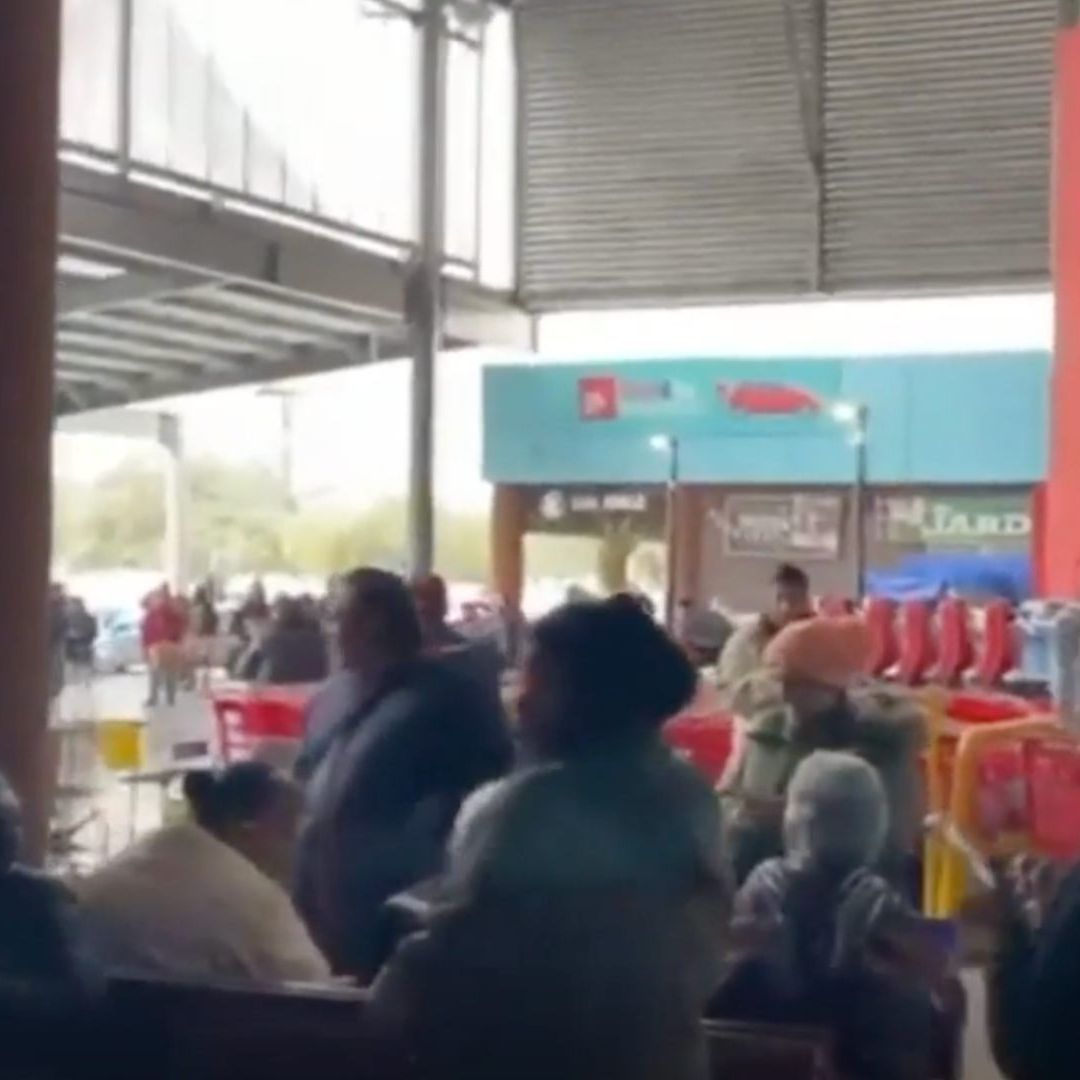 Se registró un incendio en un estacionamiento de una plaza en la Avenida Gonzalitos