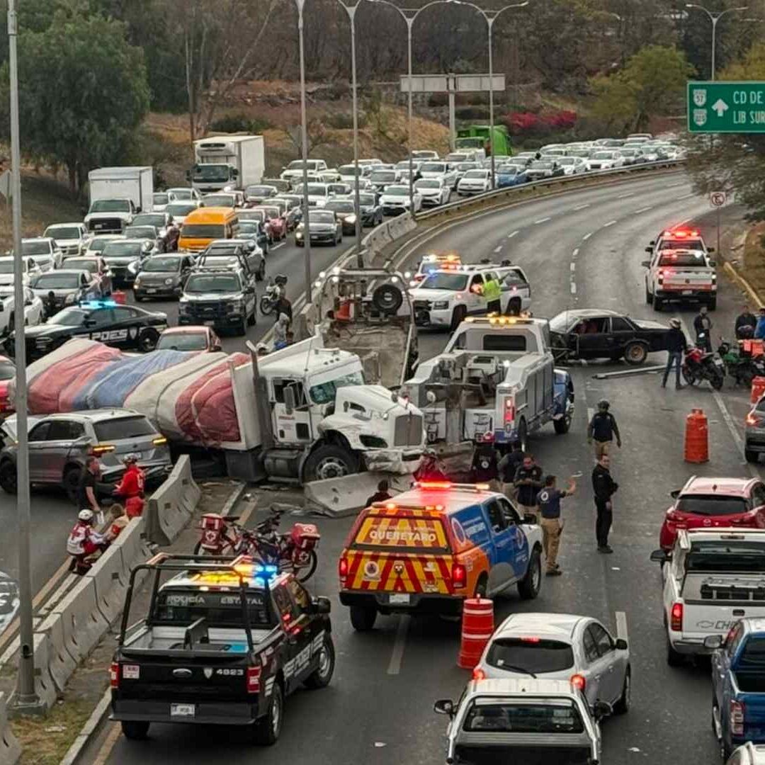 Camión Sin Frenos Involucró 10 Carros en Querétaro