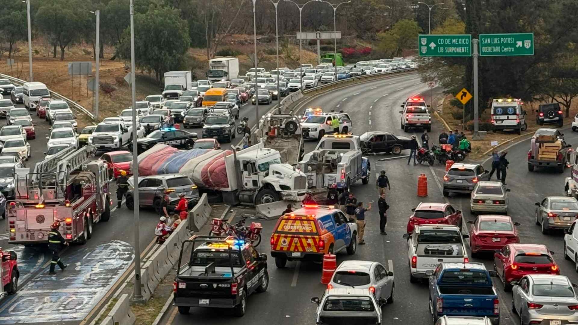 Camión se Queda Sin Frenos y se Lleva Varios Coches en Blvd. Bernardo ...
