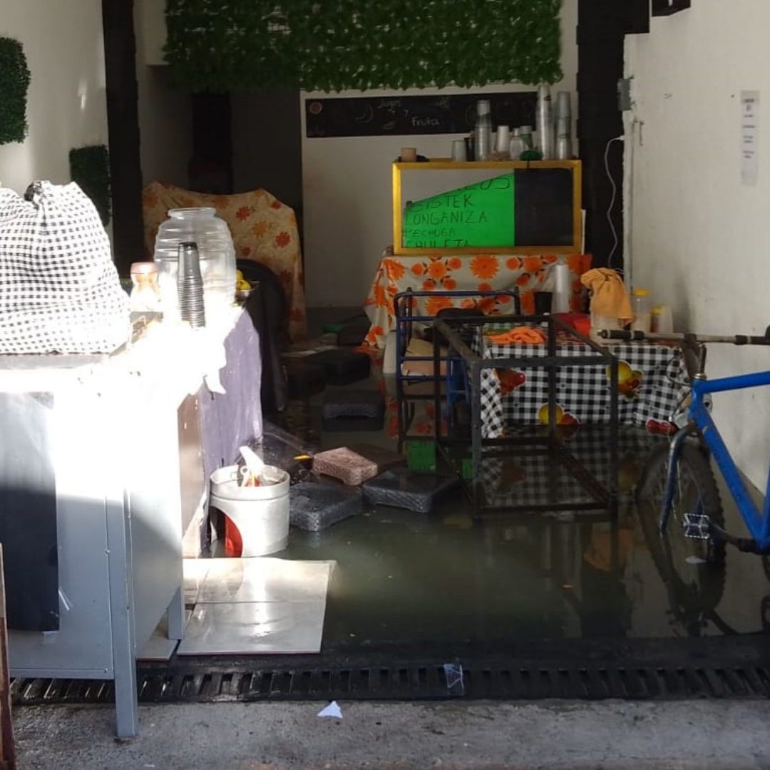 Una enorme fuga de agua se registró la mañana de hoy, 8 de enero de 2024, sobre la avenida Chapultepec por lo que afectó a peatones e inundó negocios