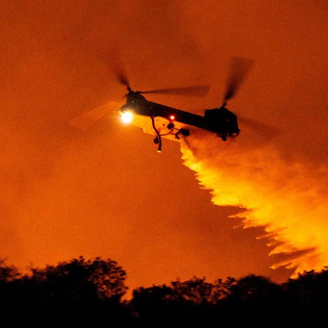 La devastación causada por los seis incendios simultáneos que han arrasado barrios del condado de Los Ángeles desde el martes ha provocado daños o destrucción en 10.000 estructuras.