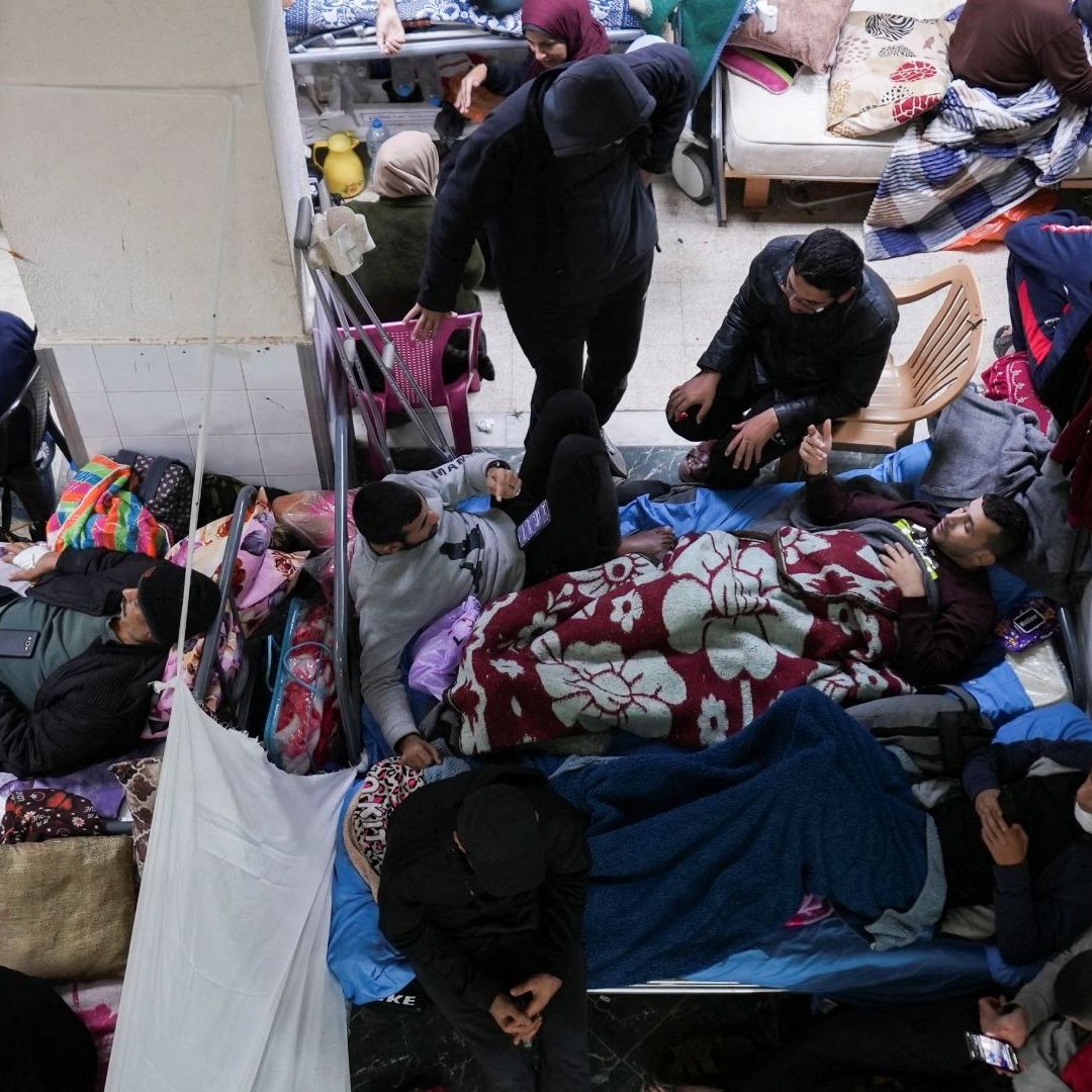 Palestinos Huyen del Mayor Hospital en Centro de Gaza por los Combates