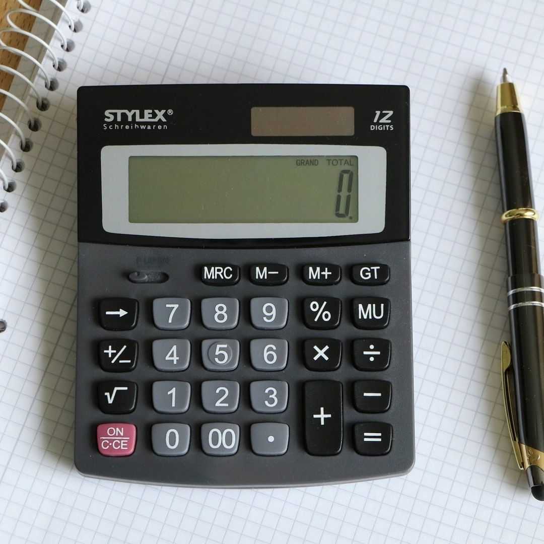 Aprende a calcular la prima vacacional 2025 con la calculadora y tabla de dias de vacaciones por ley