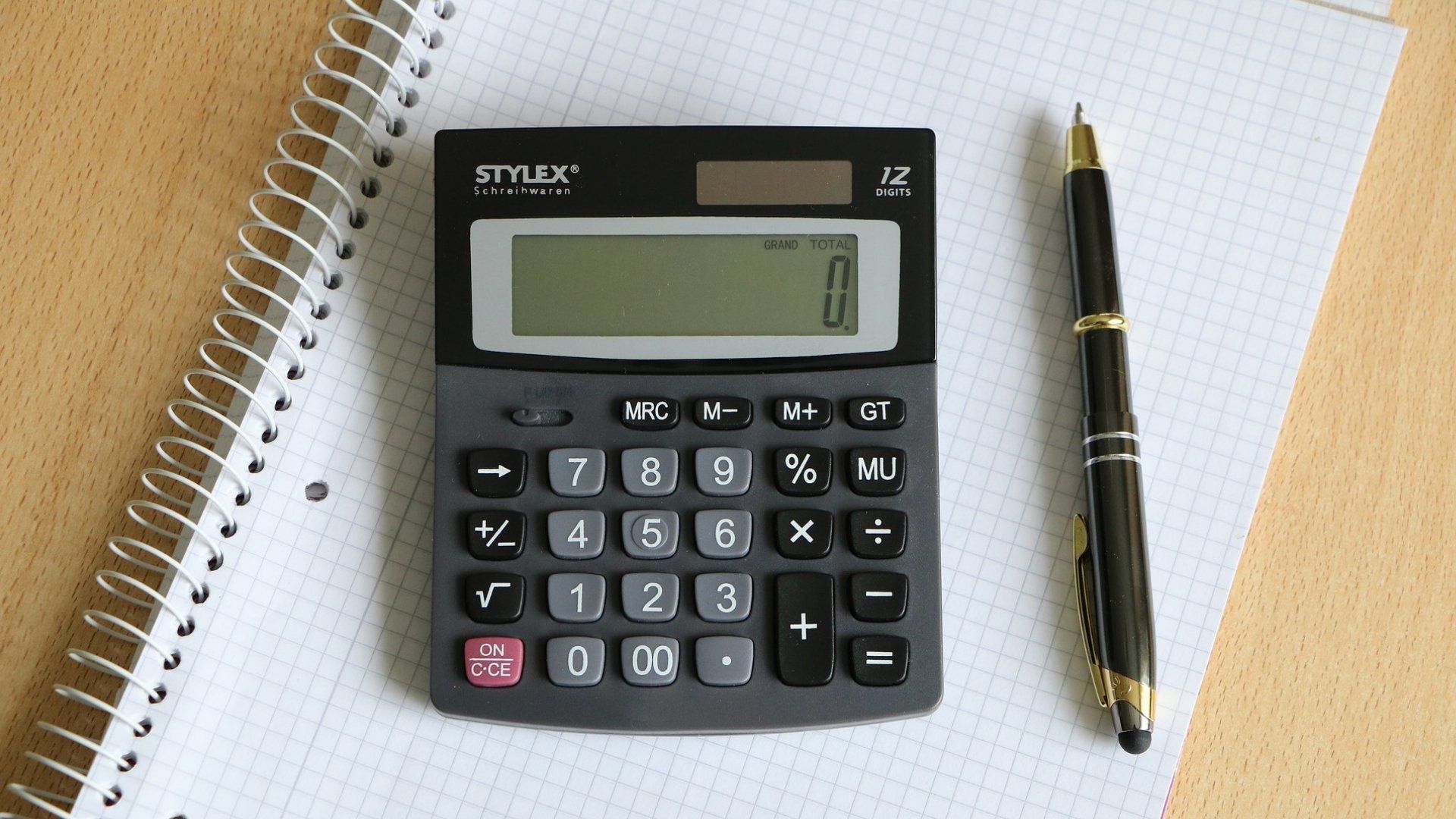 Aprende a calcular la prima vacacional 2025 con la calculadora y tabla de dias de vacaciones por ley