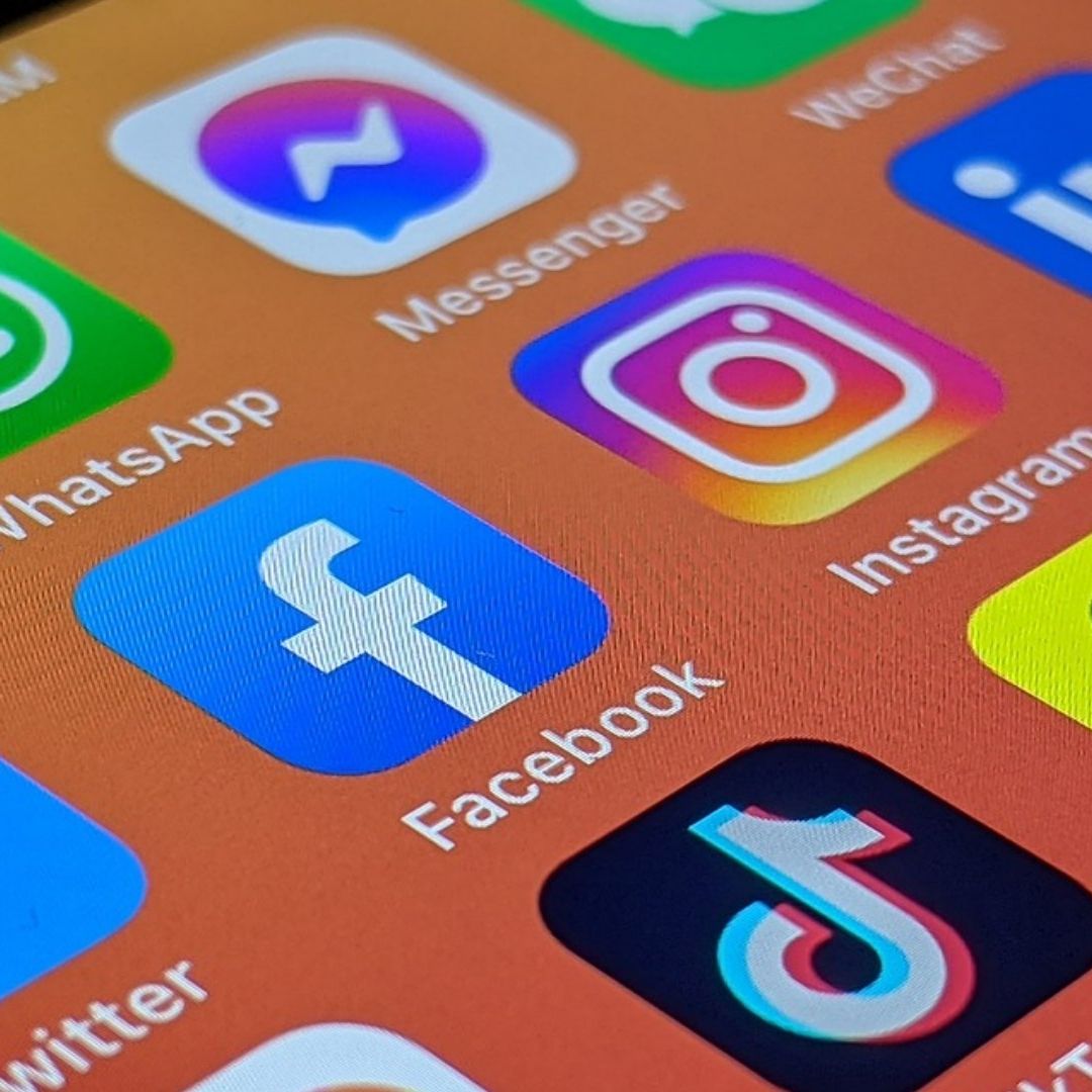 Meta Platforms anunció hoy, 9 de enero de 2024, que ocultará más contenidos a los adolescentes en Instagram y Facebook