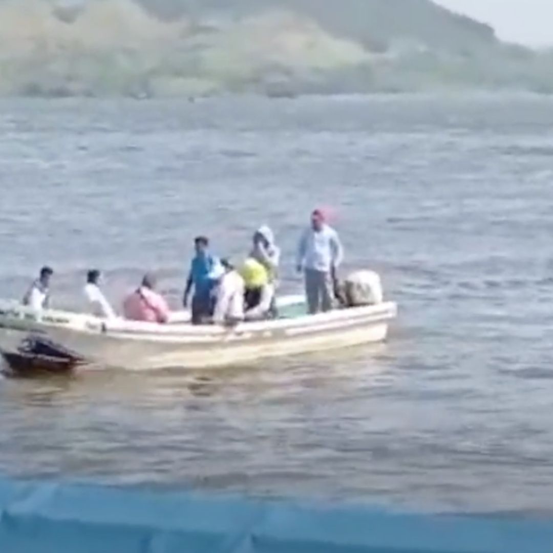 Personal de ASEA junto con el personal de la Procuraduría Estatal del Medio Ambiente acudieron al río Coatzacoalcos a verificar el derrame de hidrocarburo que se está presentando desde finales del año pasado en el afluente.