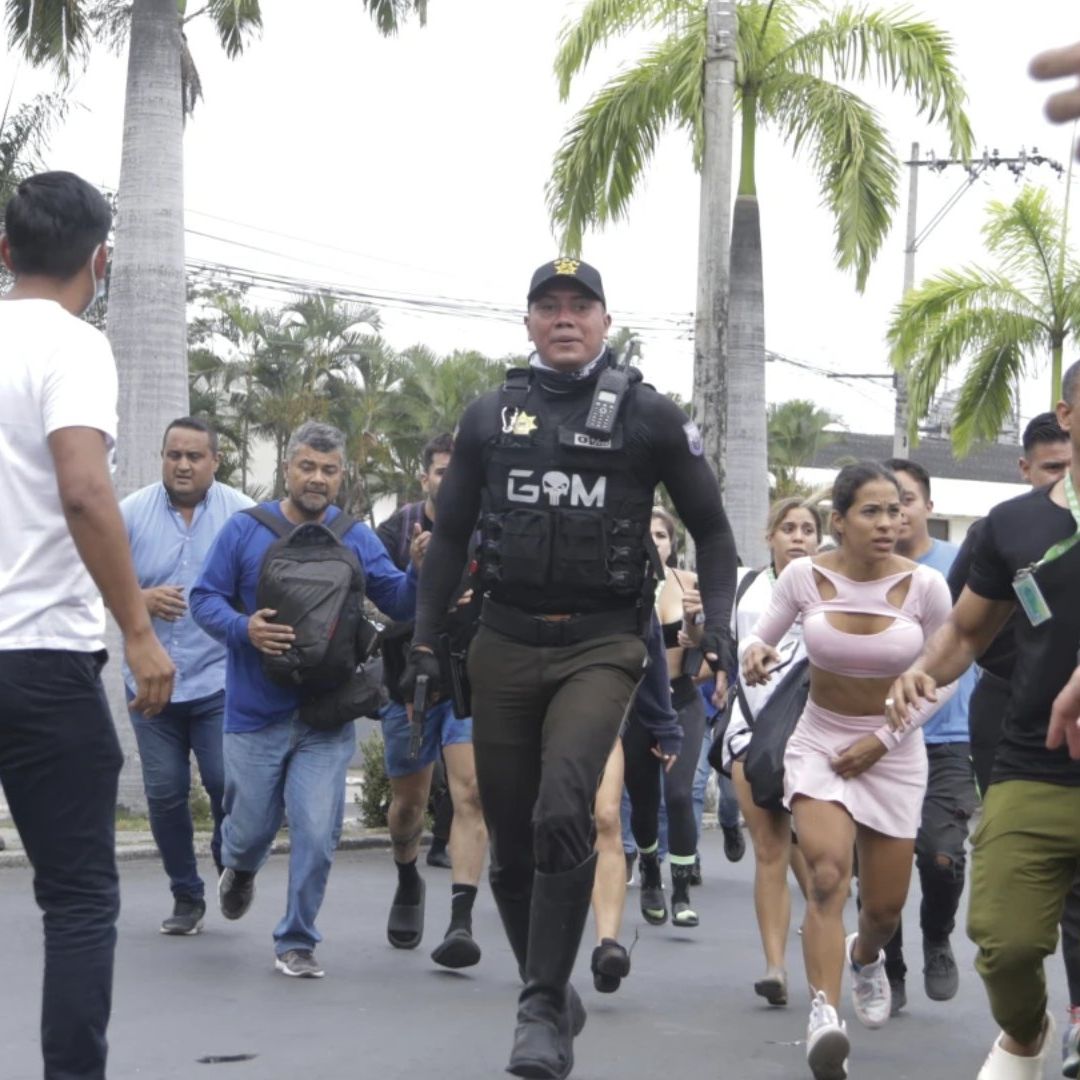 Habitantes de Guayaquil, Ecuador, corren ante las amenazas de hombres armados