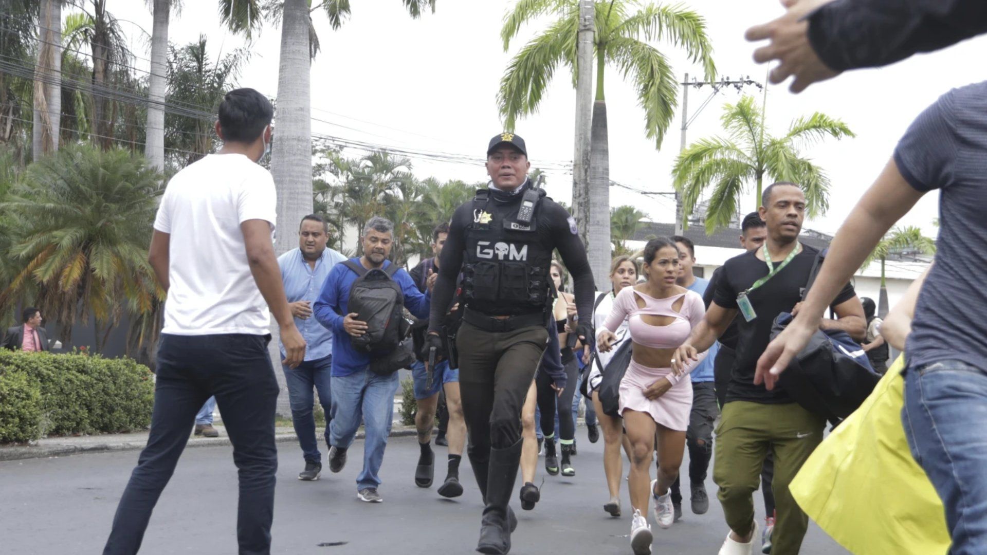 Habitantes de Guayaquil, Ecuador, corren ante las amenazas de hombres armados