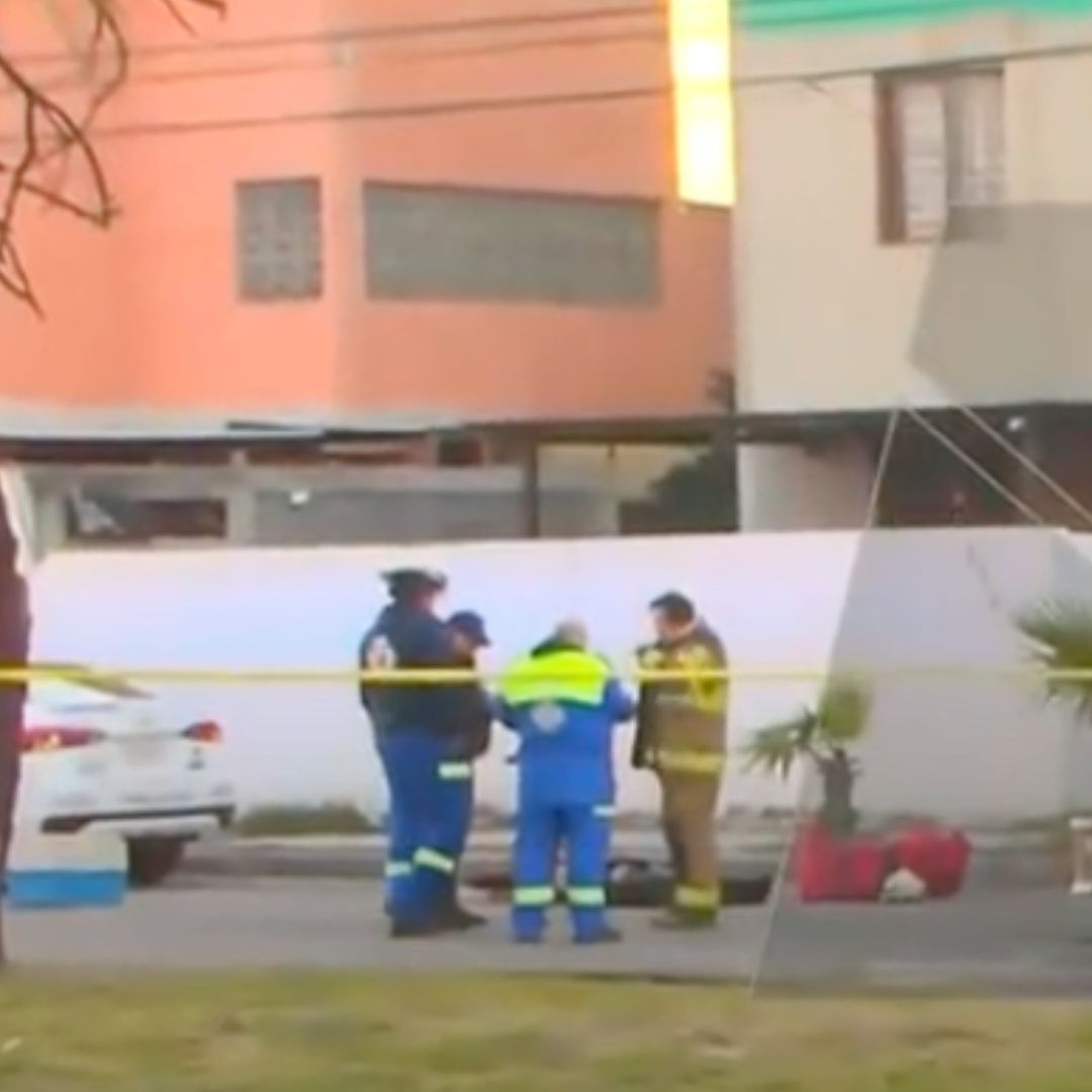 Autoridades encontraron a la víctima sentada en el sofá de uno de los cuartos, totalmente calcinada