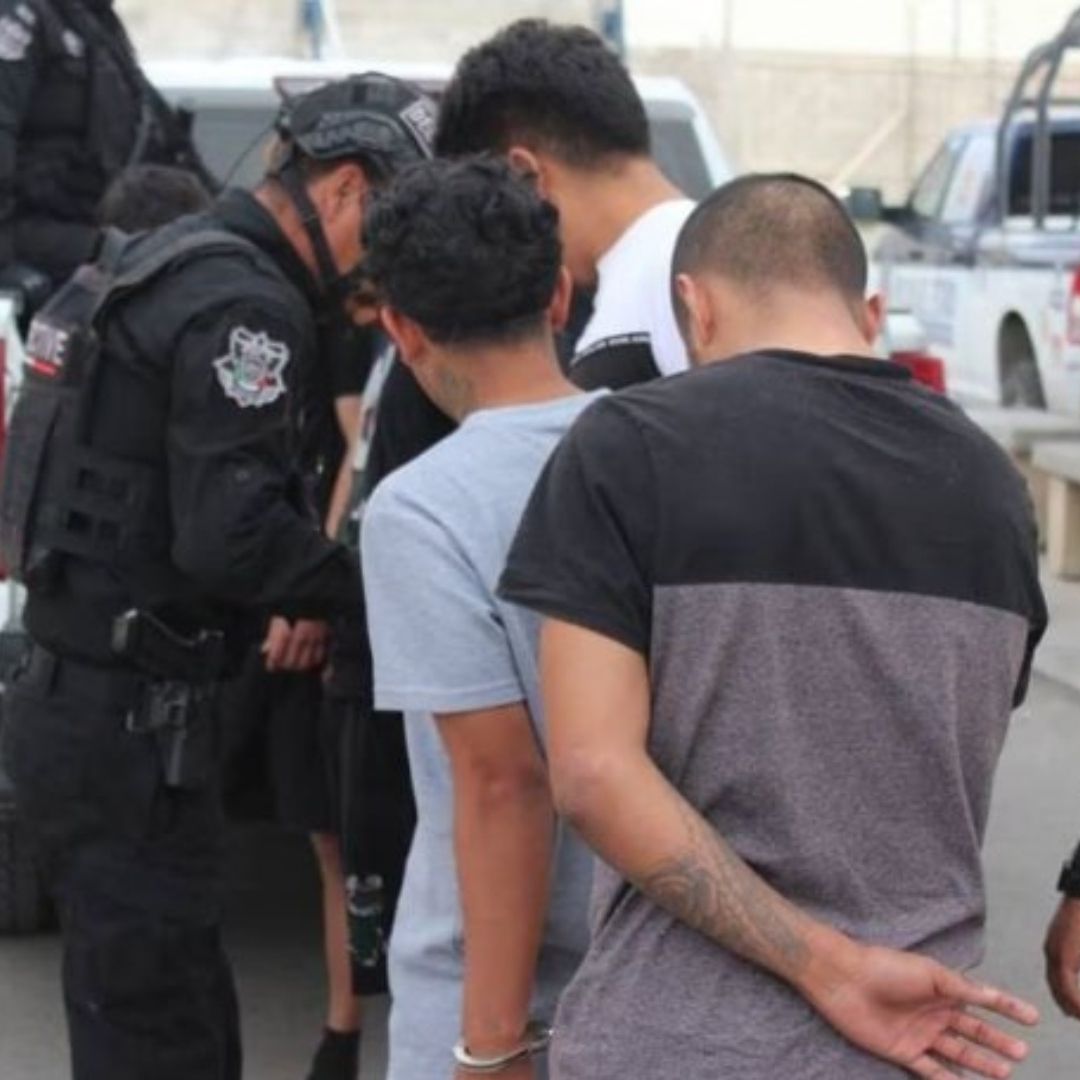 Autoridades liberaron a decenas de migrantes y detuvieron a presuntos extorsionadores.