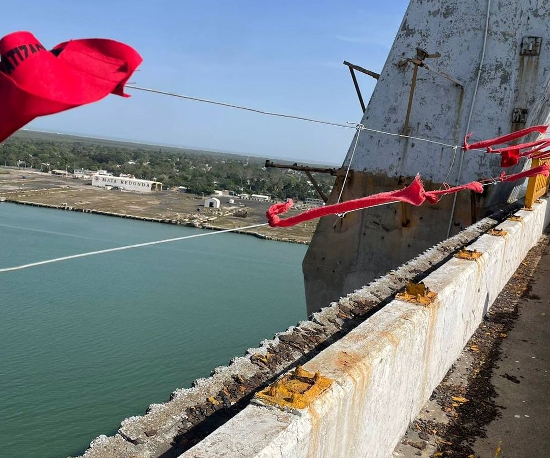 Los Fuertes Vientos del Frente Frío Número 25, Derriban Parte del Barandal del Puente Tampico