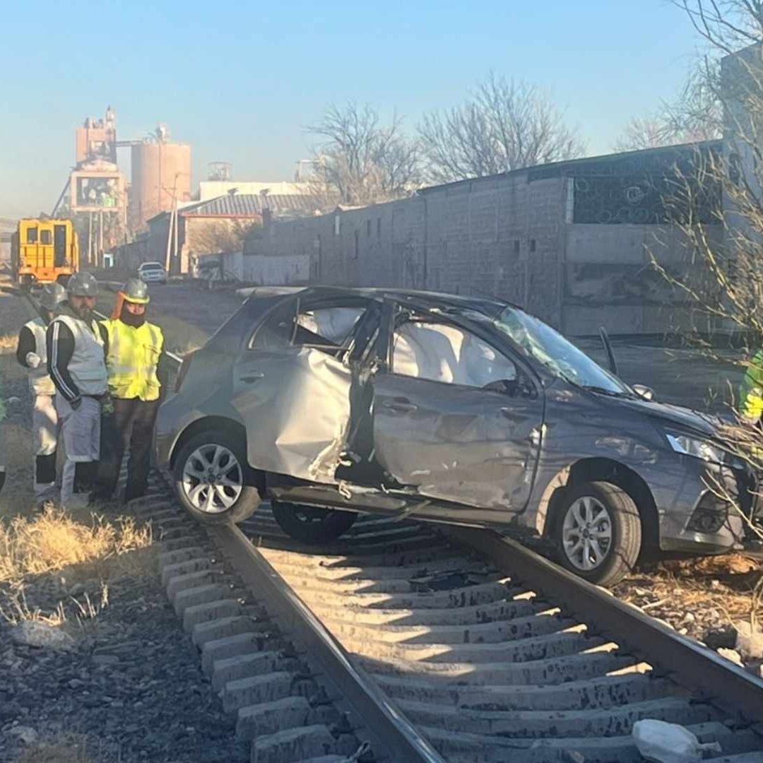 Tren Arrastra Automóvil en Chihuahua; Conductor Resulta Completamente Ileso
